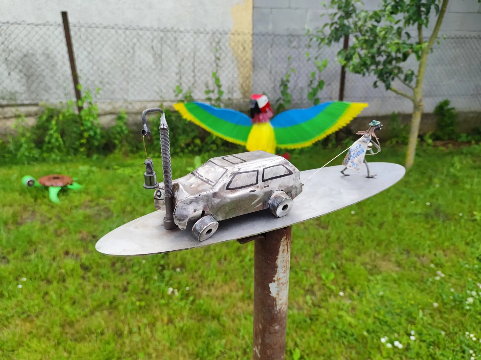Z ložísk a rôznych súčiastiek poskladal aj množstvo malých postavičiek, motorky, figúrky fotografa, párik snúbencov, traktoristu, vtáka, tank, ježibabu na metle a mnoho iných.