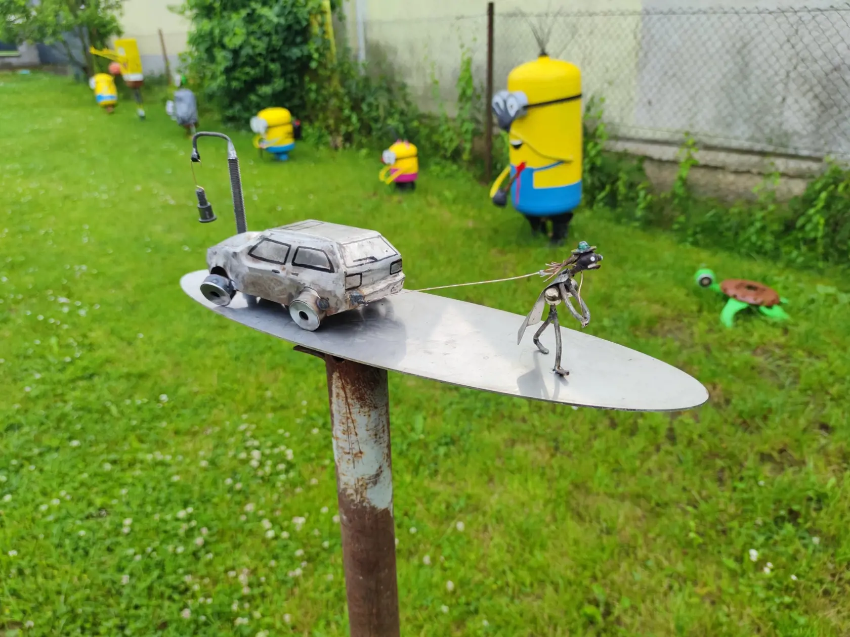 Z ložísk a rôznych súčiastiek poskladal aj množstvo malých postavičiek, motorky, figúrky fotografa, párik snúbencov, traktoristu, vtáka, tank, ježibabu na metle a mnoho iných.