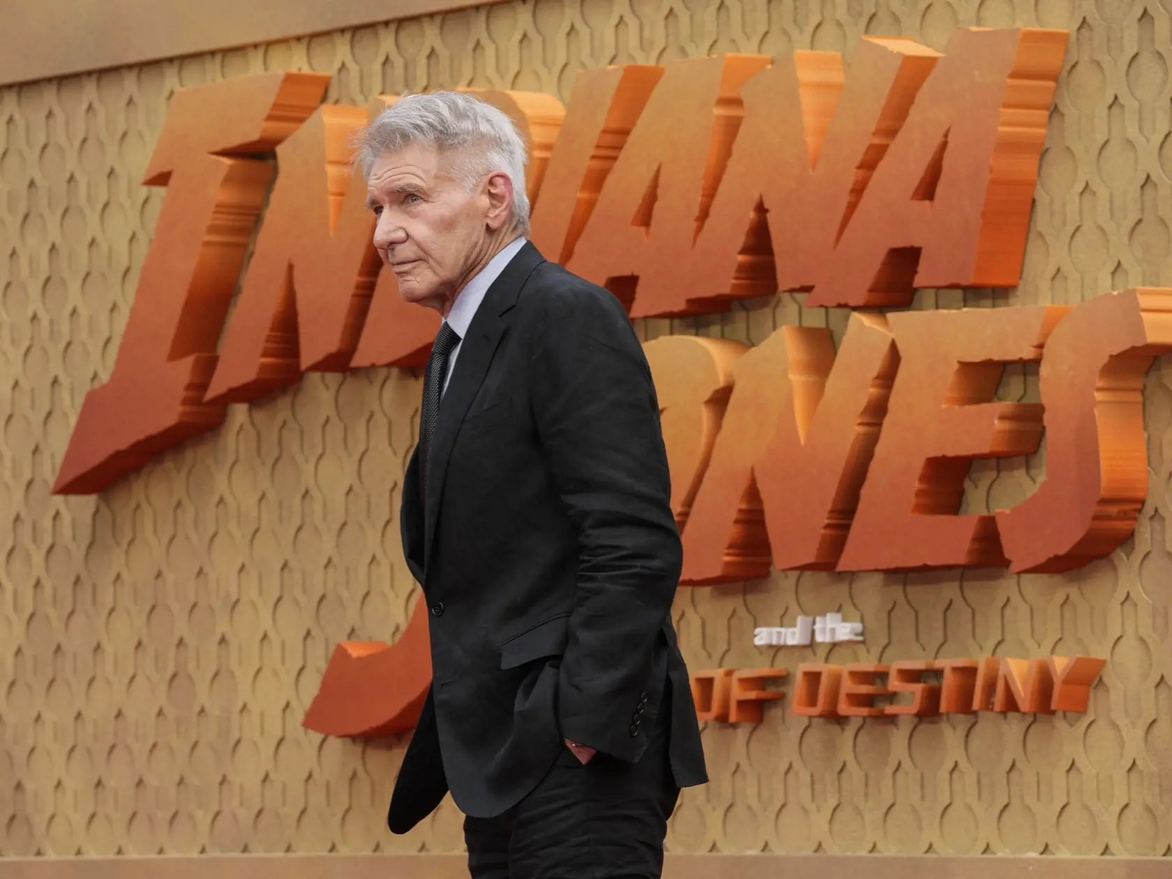 Na snímke americký herec Harrison Ford pózuje fotografom počas príchodu na premiéru amerického dobrodružného filmu Indiana Jones a Nástroj osudu (Indiana Jones and the Dial of Destiny) v Londýne 26. júna 2023. Film je piaty a posledný diel filmovej ságy Indiana Jones s Harrisonom Fordom v hlavnej úlohe. FOTO TASR/AP