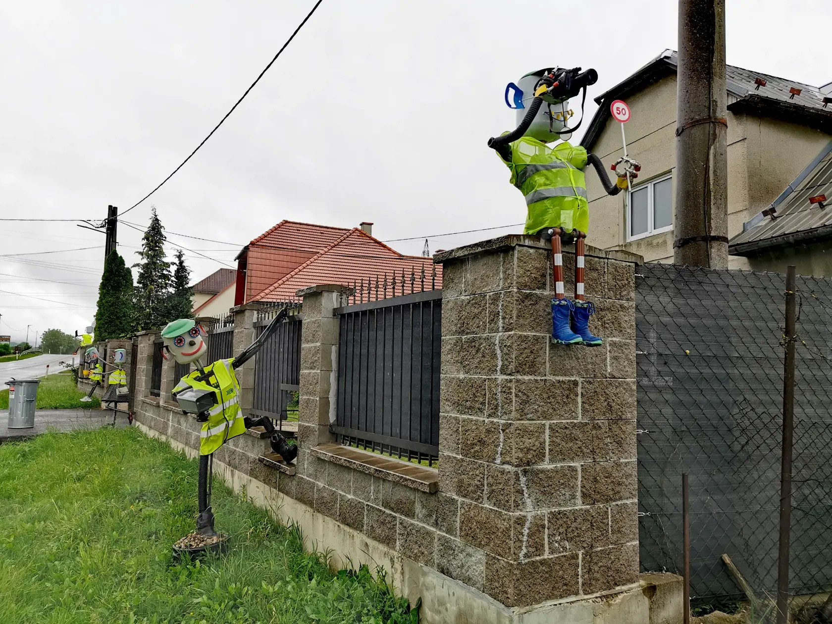 Taktov vyzerá plot obklopujúci dom šikovného umelca.