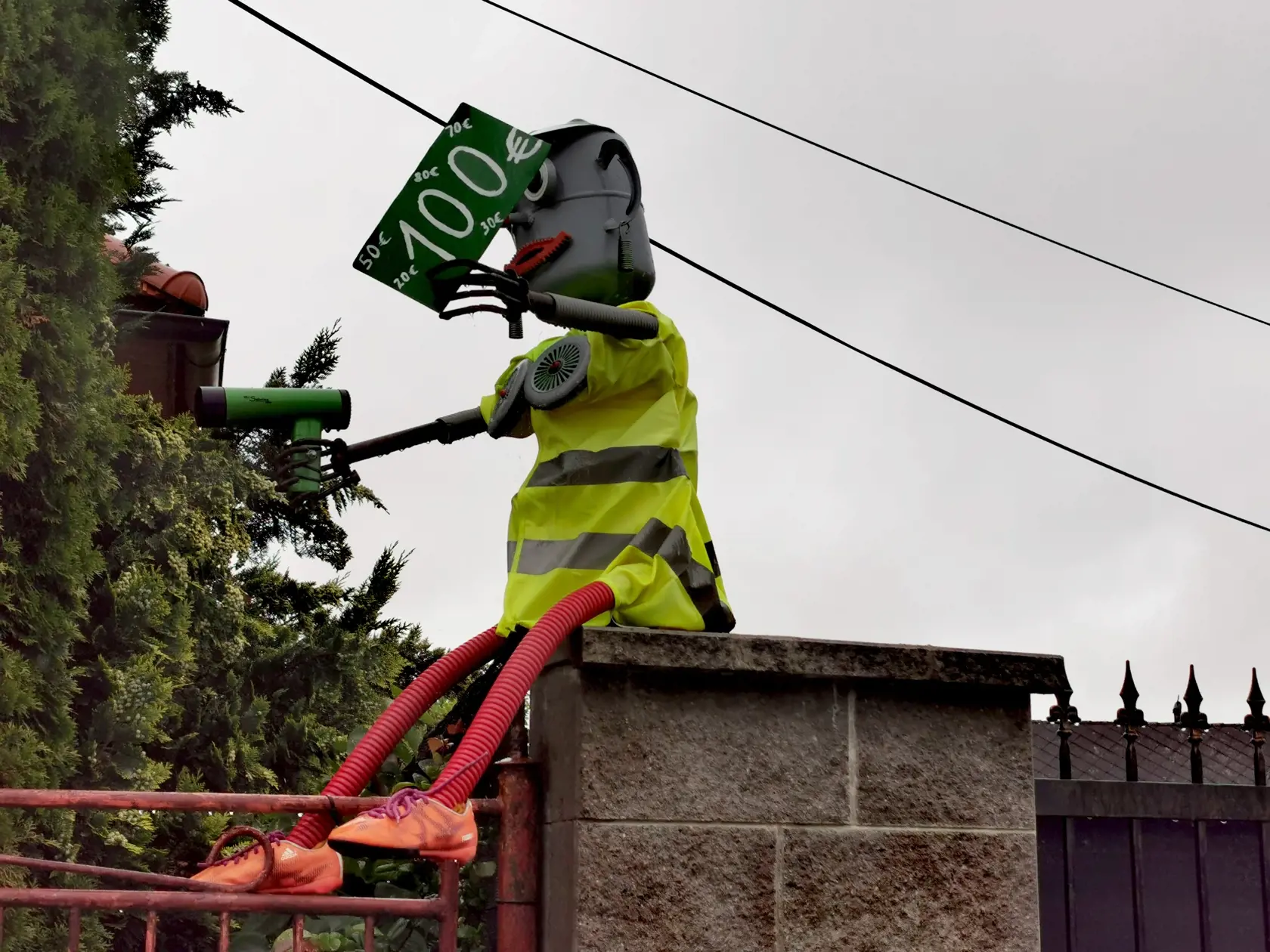 Policajtka drží v ruke pokutu za sto eur aj kameru.