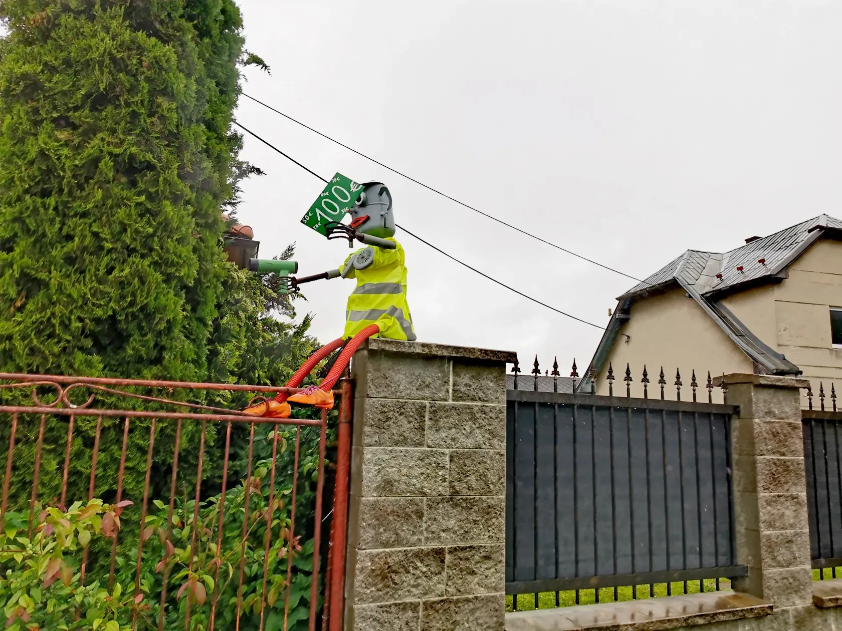 Jedna z policajtiek sedí na múre domu zo strany od Ilavy.