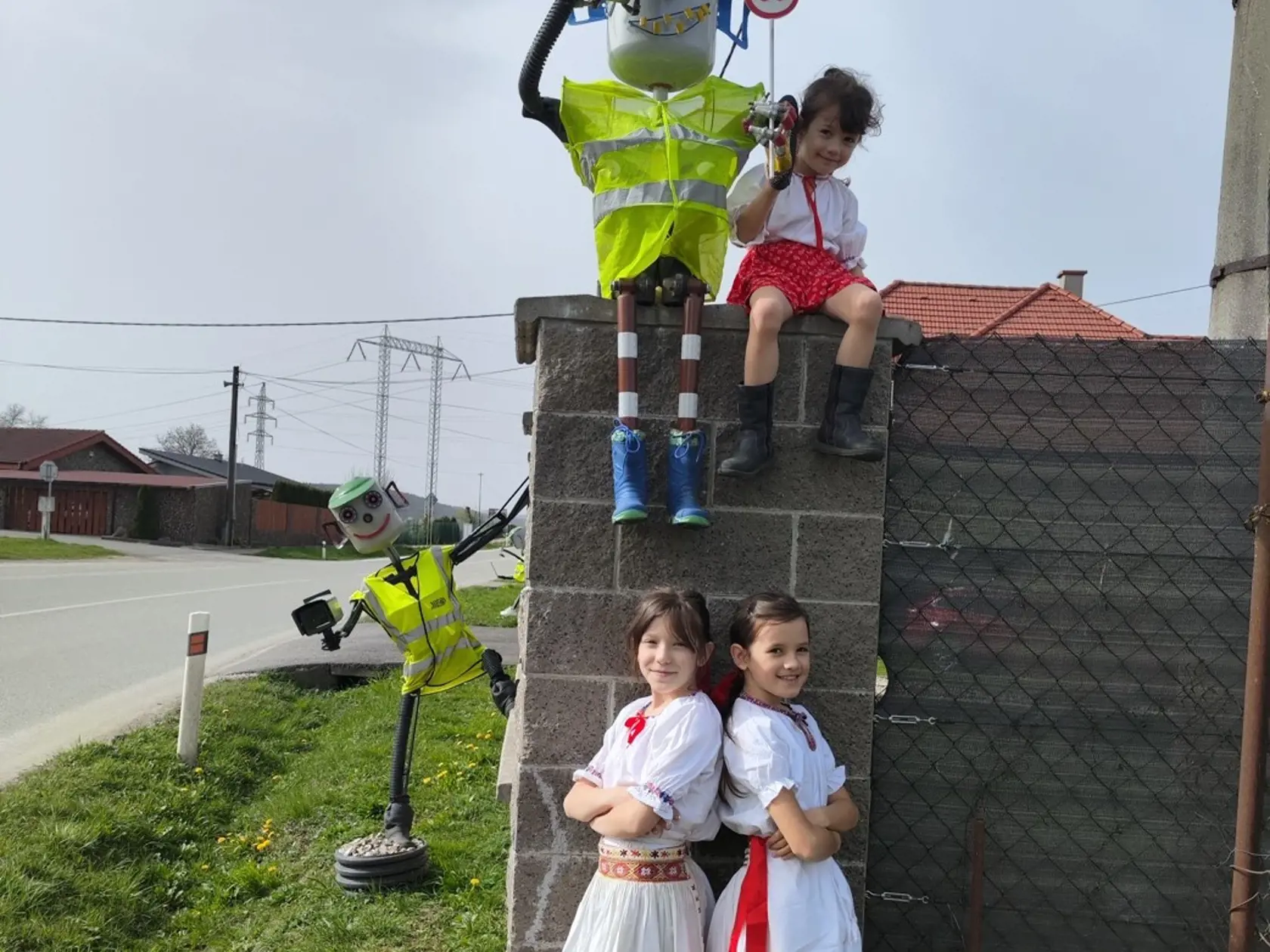 Potom však ľudí napadlo, že ešte treba policajtku. „Tak sme vyrobili tú, čo drží v ruke putá,“ dodáva majster s tým, že už má nachystaného aj ďalšieho policajta, ktorý bude dohliadať na vodičov z opačnej strany pri vstupe do Nozdrovíc. Toho si dala vyrobiť suseda, aby autá spomalili aj tam.