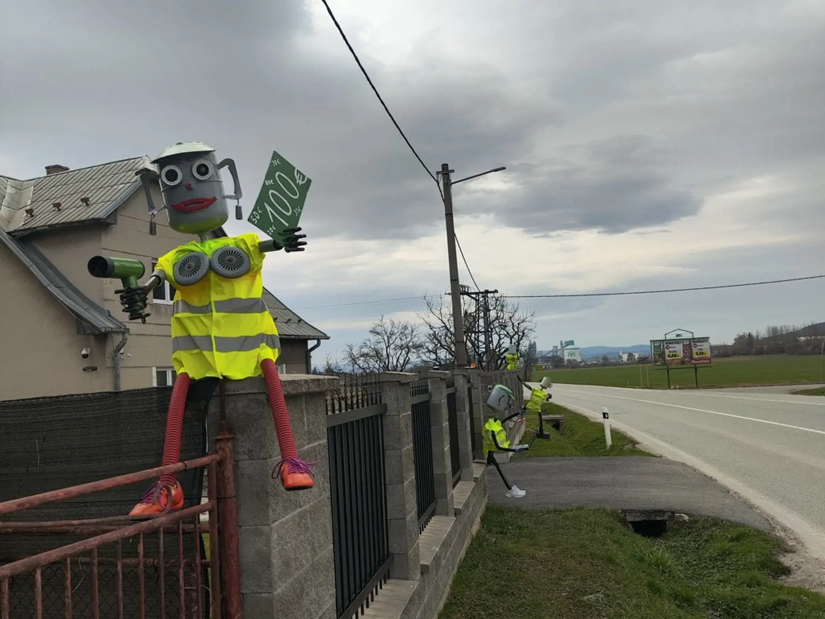 To už za ním začali chodiť ľudia s tým, že postavičky sú veľmi pekné a ešte nejakého treba vyrobiť na opačnú stranu. „Tam sa dostala policajtka, ktorá sedí na múriku hore. Do toho prišiel policajt, ktorý píše na počítači, pretože ľudia stále chodili a hovorili, že treba aj nejakého policajta, čo zapisuje,“ dodáva L. Harvánek.