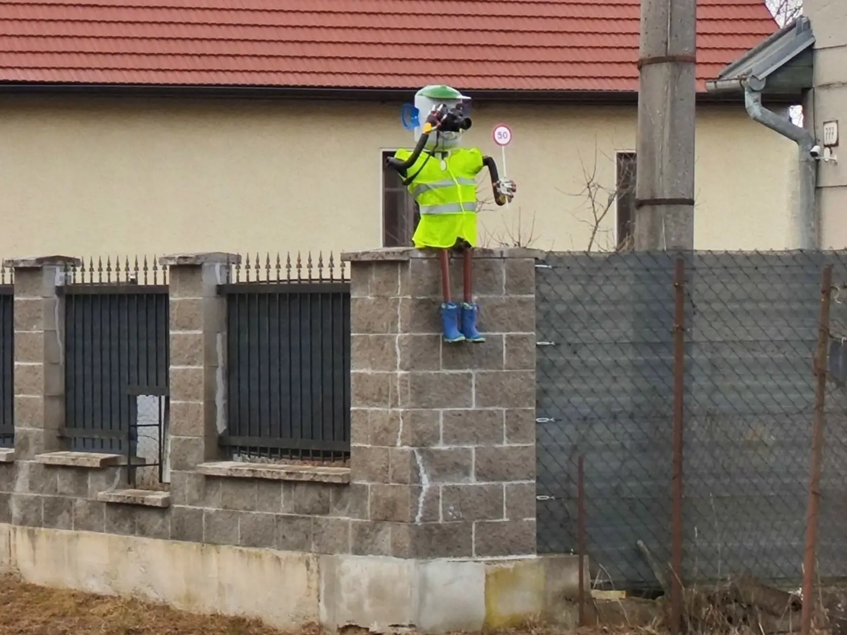 Ľuboš momentálne pracuje na zbernom dvore v Košeci, kde našiel starú, nefunkčnú kameru a spolu s dcérkou vyskladali prvého policajta, ktorého posadili na múr domu. „Chytilo sa to, pretože ľudia začali spomaľovať, až pokiaľ si na to nezvykli. Za mesiac už vedeli, že je to falošné a opäť dupli na plyn,“ konštatuje Ľuboš.