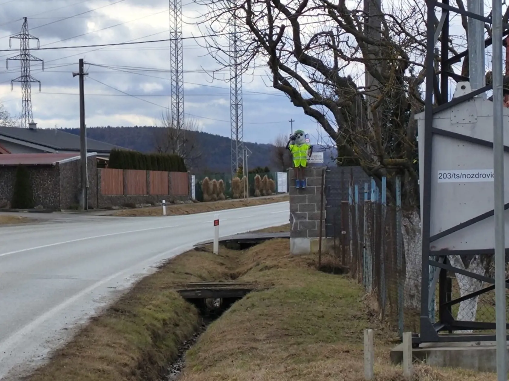 Ľuboš momentálne pracuje na zbernom dvore v Košeci, kde našiel starú, nefunkčnú kameru a spolu s dcérkou vyskladali prvého policajta, ktorého posadili na múr domu. „Chytilo sa to, pretože ľudia začali spomaľovať, až pokiaľ si na to nezvykli. Za mesiac už vedeli, že je to falošné a opäť dupli na plyn,“ konštatuje Ľuboš.