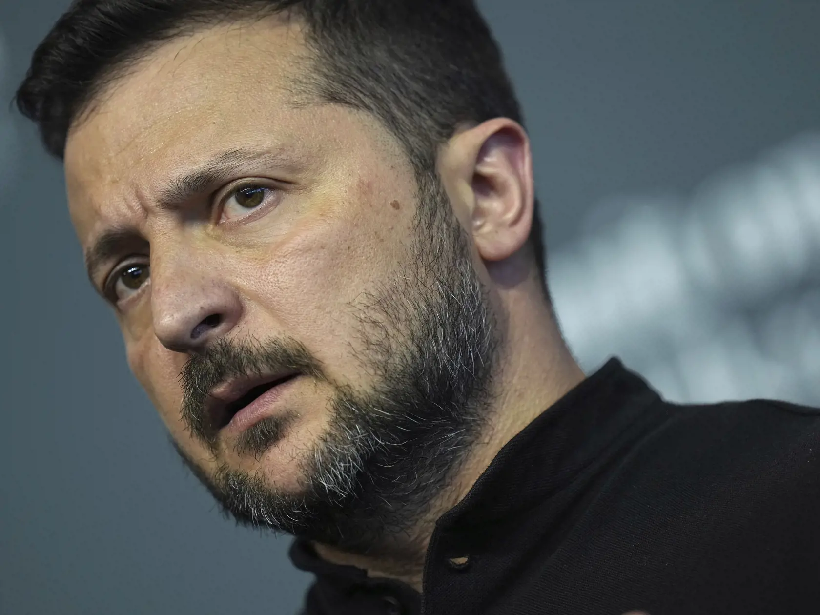 KK23 Bürgenstock - Na archívnej snímke z 16. júna 2024 ukrajinský prezident Volodymyr Zelenskyj hovorí počas tlačovej konferencie na mierovom summite o Ukrajine, ktorý sa konal v horskom stredisku Bürgenstock pri meste Luzern vo Švajčiarsku. Ukrajinský prezident Volodymyr Zelenskyj počas svojej stredajšej návštevy vojakov na frontovej línii v Doneckej oblasti kritizoval istých členov vlády za nedostatočné plnenie svojich povinností. FOTO TASR/AP
FILE - Ukraine's President Volodymyr Zelenskyy spe
