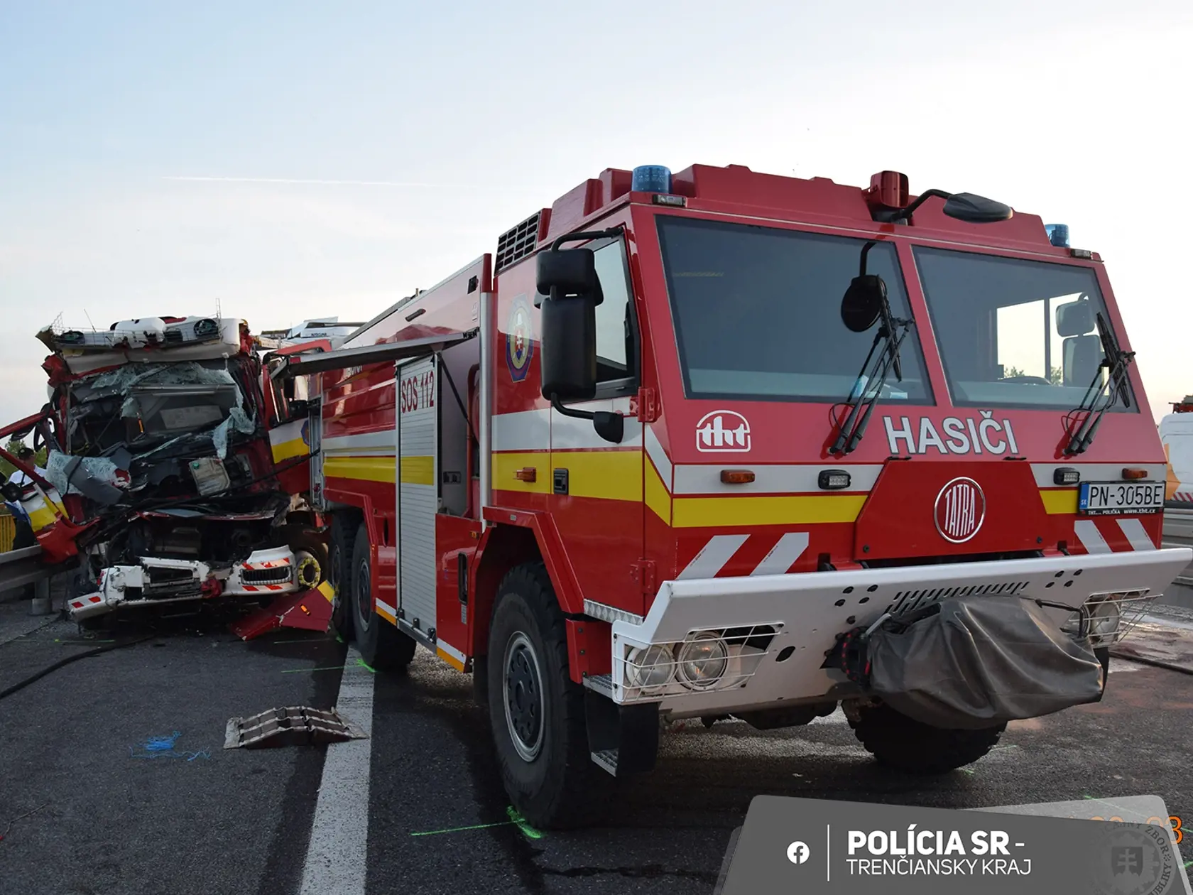Dvaja hasiči zomreli na mieste a zranenia utrpeli aj dvaja policajti pri nehode na D1. Jeden z nich skončil v kritickom stave a bojuje o život.