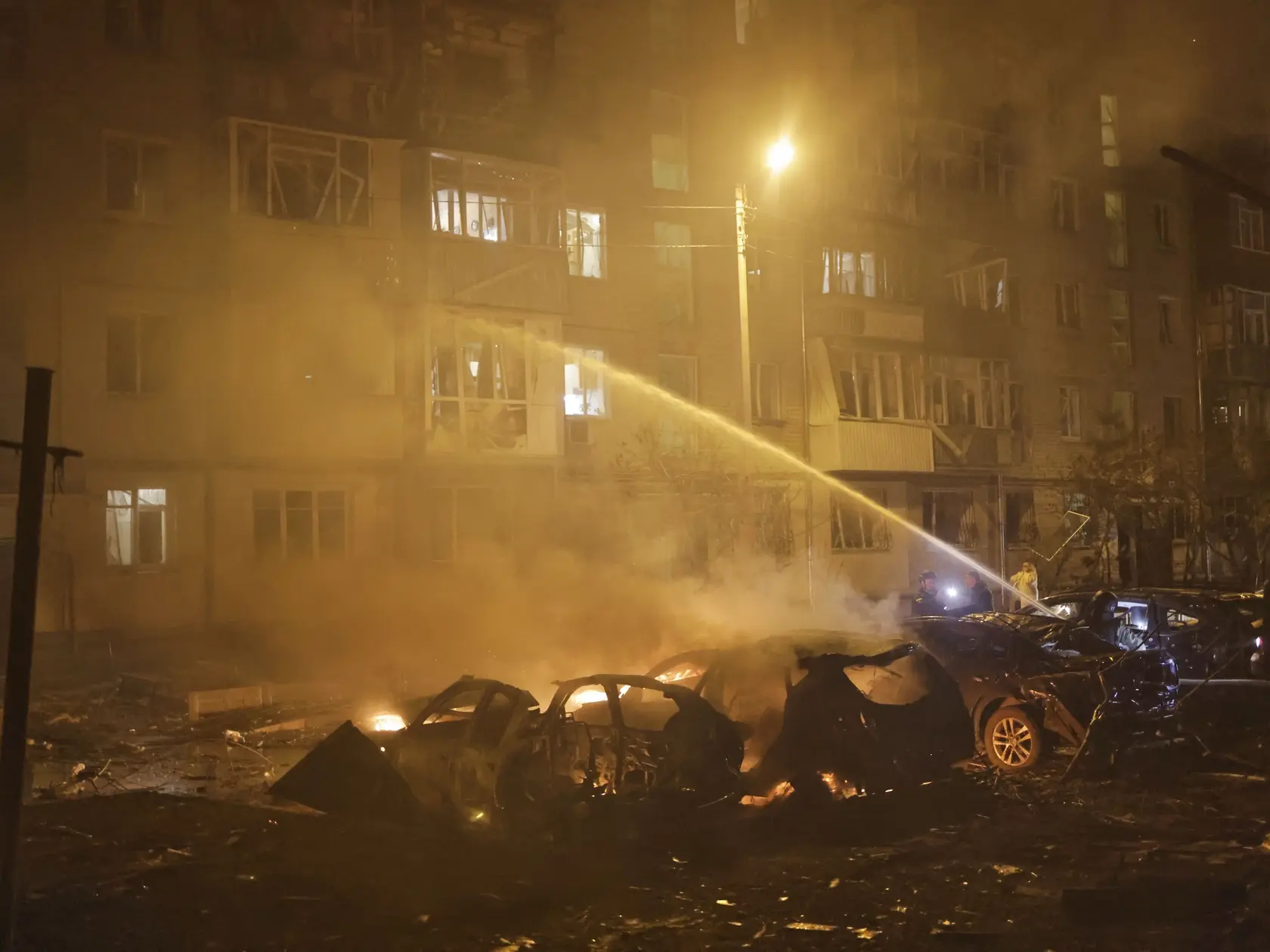 Na snímke hasiči hasia požiar po leteckom útoku ruskej armády na mesto Charkov na severovýchode Ukrajiny vo štvrtok 3. apríla 2025.