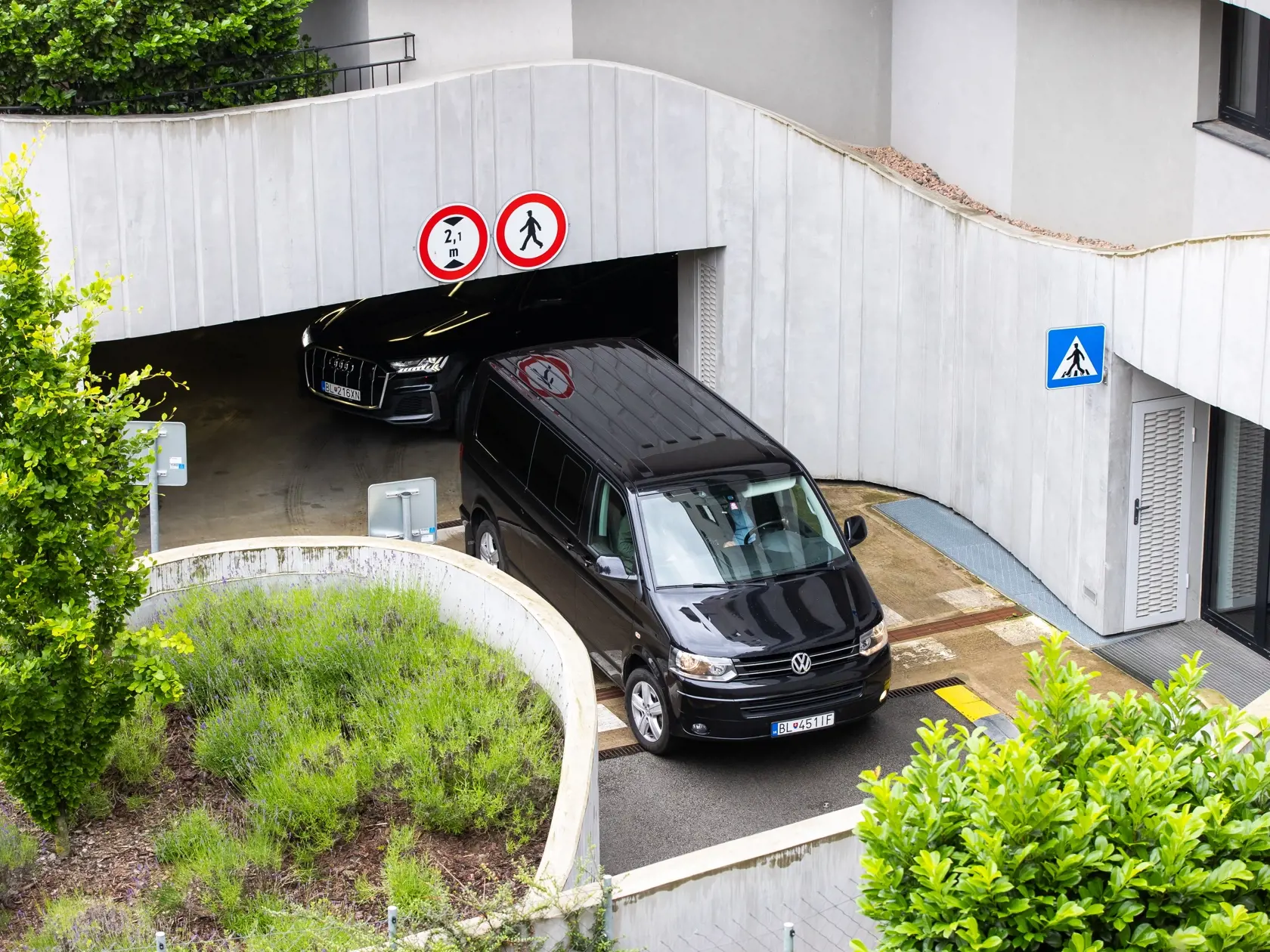 Policajný doprovod pred Sokolská residence kde býva premiér Robert Fico. 