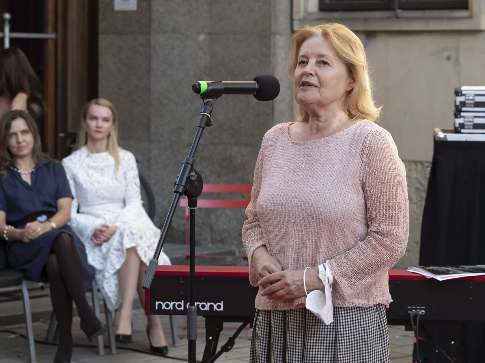 Slávnostné odhaľovanie pamätných dlaždíc na filmovom chodníku slávy na Laurinskej ulici v  Bratislave na počesť Milana Lasicu a Júliusa Satinského. Na snímke je Magda Vášáryová.