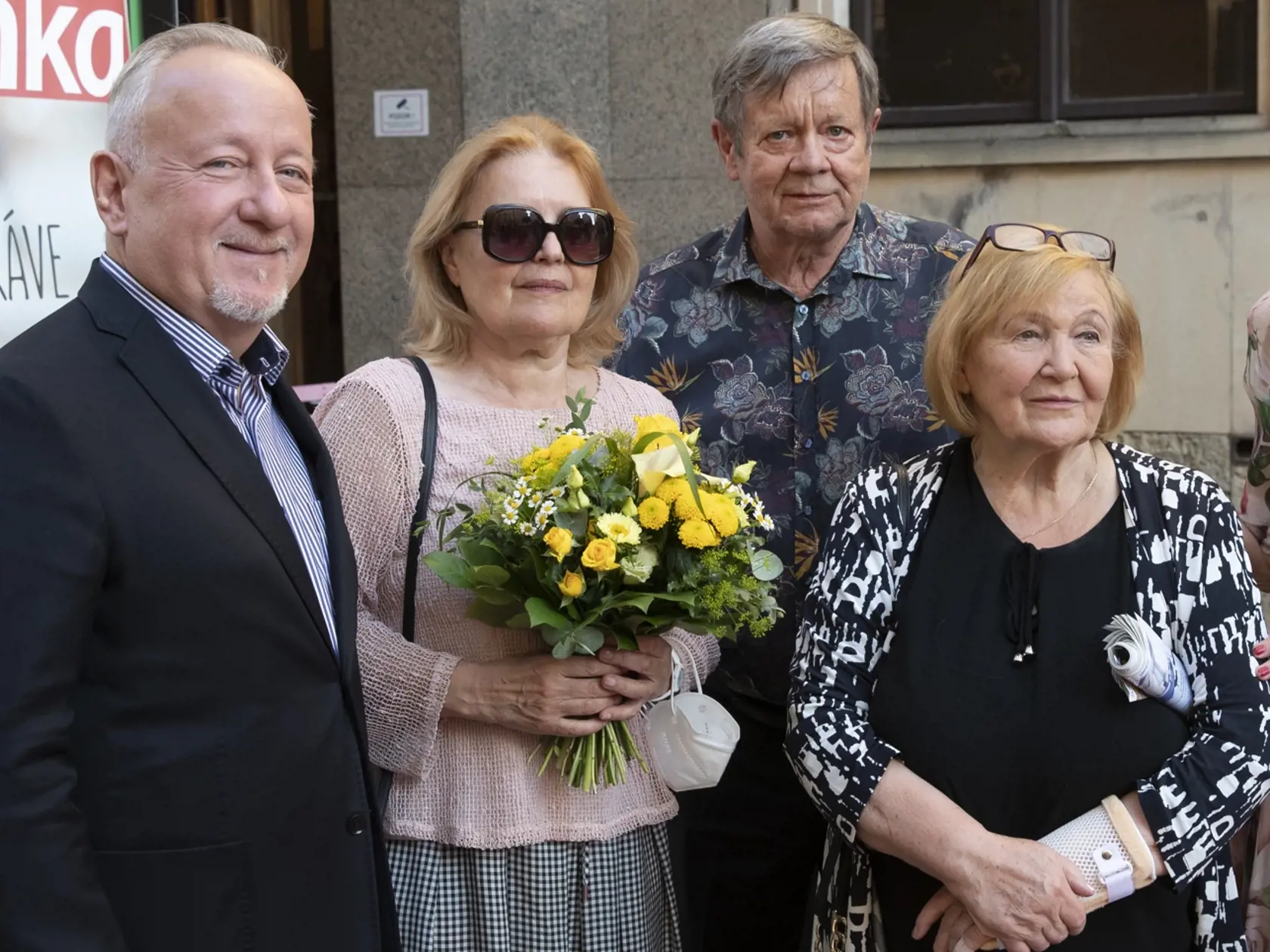 Slávnostné odhaľovanie pamätných dlaždíc na filmovom chodníku slávy na Laurinskej ulici v  Bratislave na počesť Milana Lasicu a Júliusa Satinského. Na snímke je Vlado Černý, Zita Furková, Mária Reháková, Magda Vášaryová