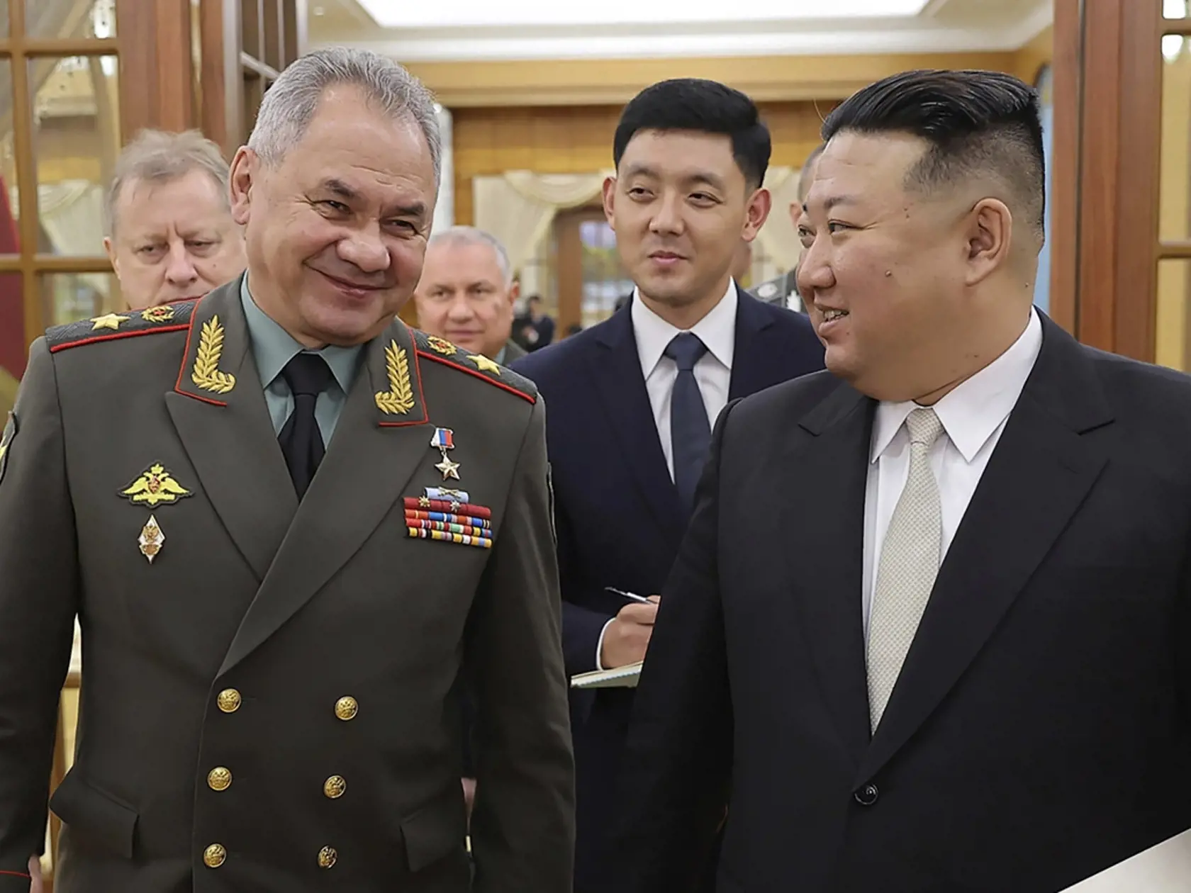 Ruský minister obrany Sergej Šojgu (vľavo) a severokórejský  líder Kim Čong-un diskutujú počas stretnutia v Pchjongjangu v stredu  26. júla 2023.