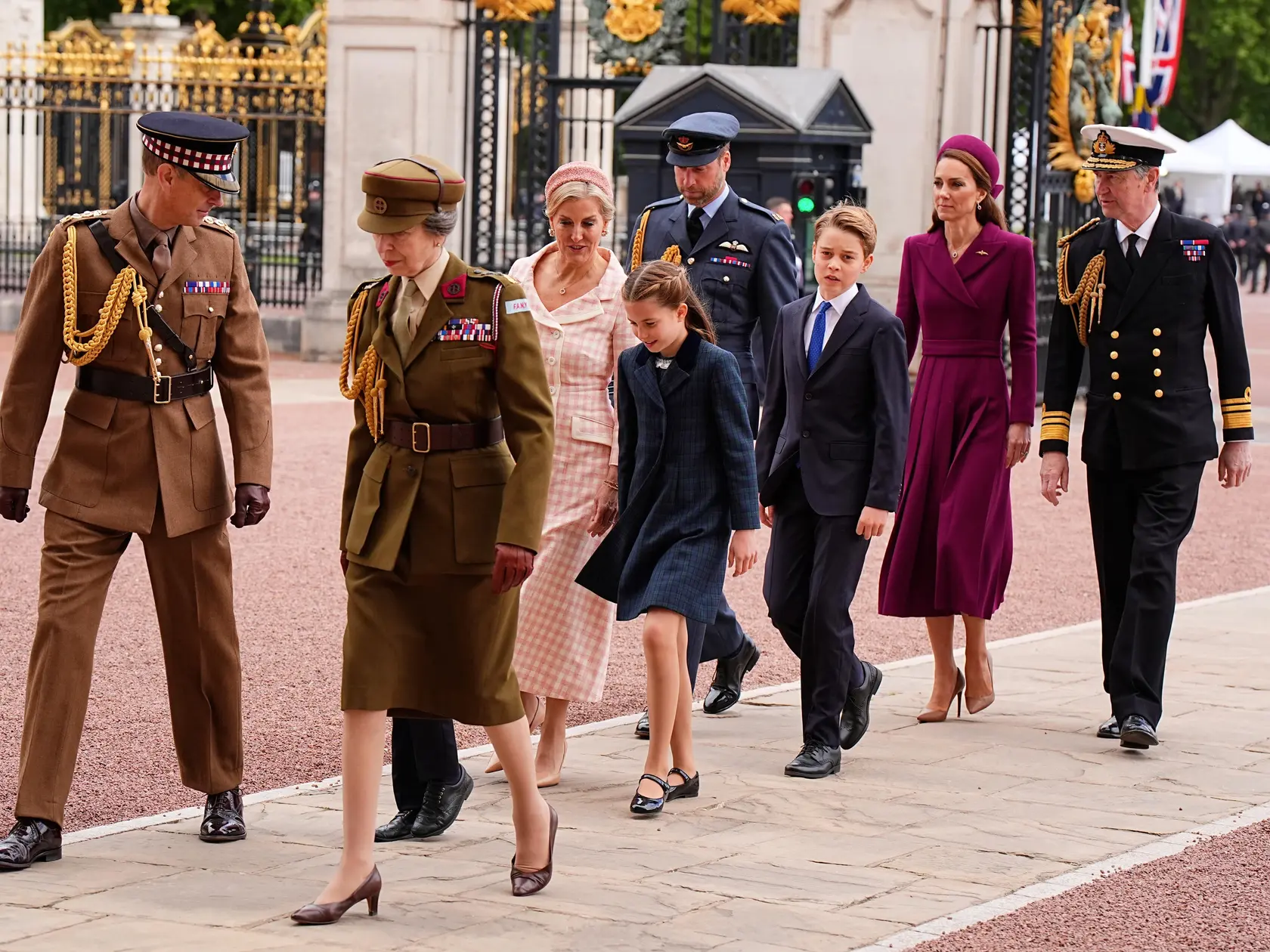 Britská kráľovská rodina pri oslavách výročia konca vojny.