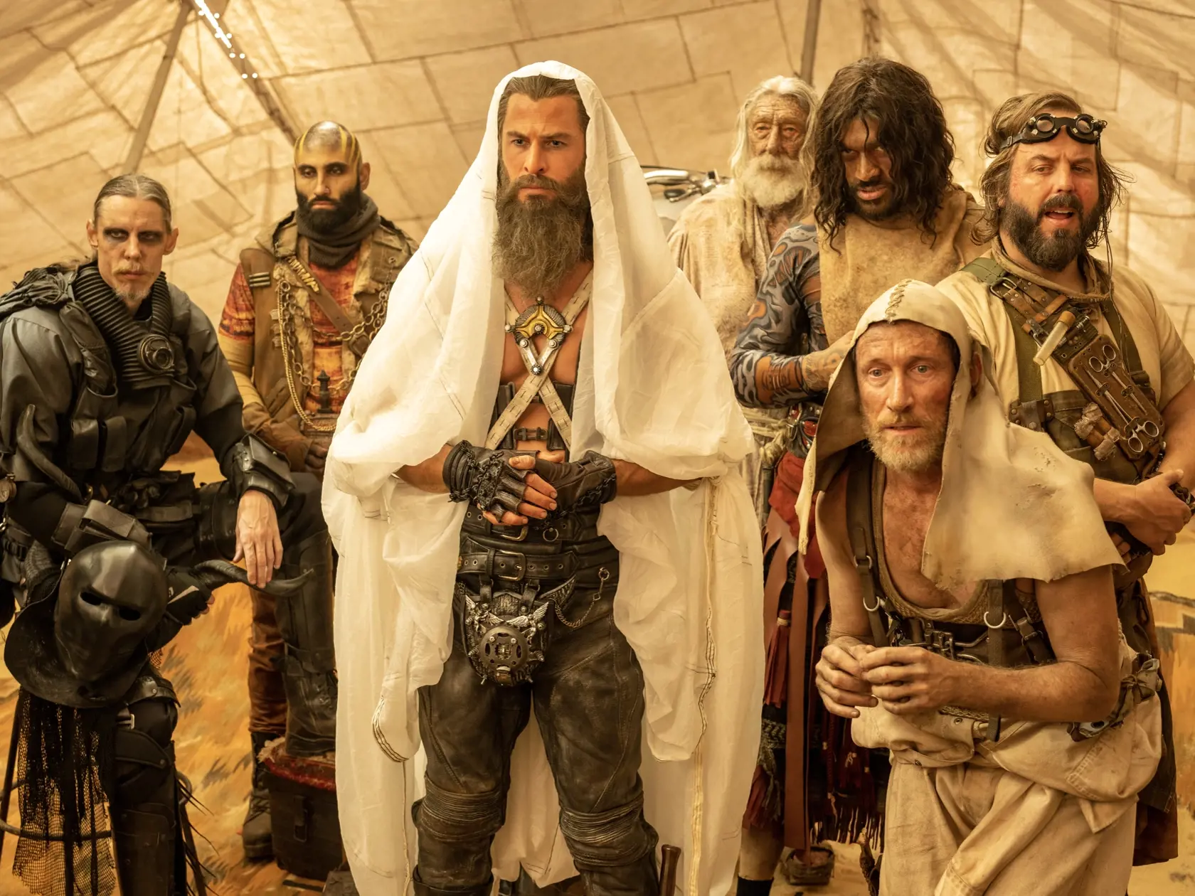 V pôvodnej snímke stvárnila titulnú hrdinku herečka Charlize Theron, jej mladšiu verziu v aktuálnom filme hrá Anya Taylor-Joy, známa zo žánrových chuťoviek Čarodejnica, Rozpoltený či Menu. Spoločnosť jej na plátne robí Chris Hemsworth, preslávený najmú úlohou Thora vo filmových adaptáciách komiksov vydavateľstva Marvel. Spoločne sa preháňajú na rôznych dopravných prostriedkoch vyschnutou krajinou našej budúcnosti.