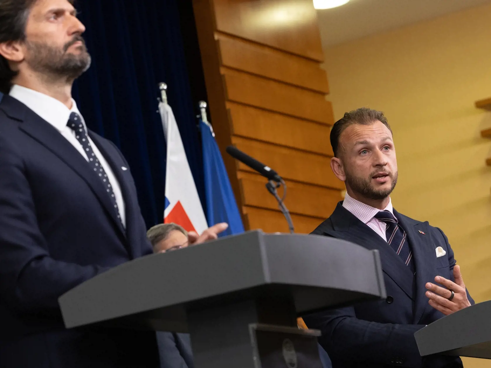 33. schôdza vlády Slovenskej republiky. Zasadnutie brannobezpečnostnej rady štátu po spáchaí atentátu na premiéra Roberta Fica v Handlovej. Po rokovaní odpovedali na otázky médií minister obrany Robert Kaliňák a minister vnútra Matúš Šutaj Eštok.