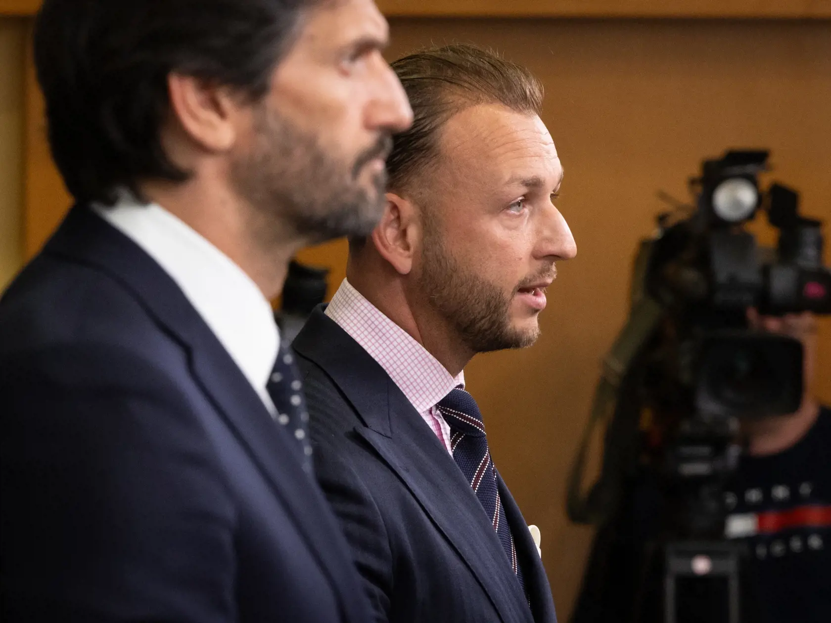 33. schôdza vlády Slovenskej republiky. Zasadnutie brannobezpečnostnej rady štátu po spáchaí atentátu na premiéra Roberta Fica v Handlovej. Po rokovaní odpovedali na otázky médií minister obrany Robert Kaliňák a minister vnútra Matúš Šutaj Eštok.
