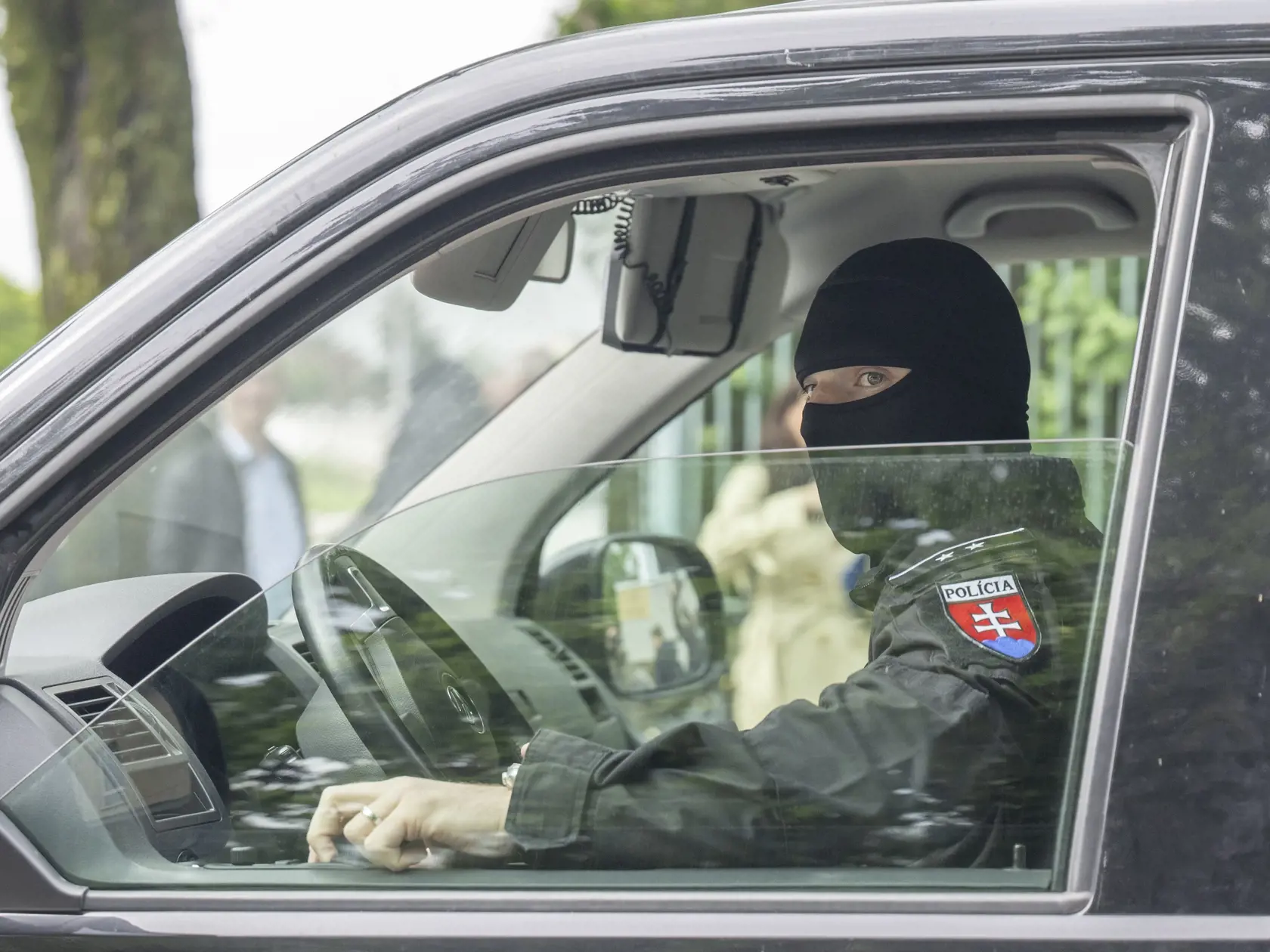 Na snímke príslušník Pohotovostného policajného  útvaru stráži po prevoze obvineného muža Juraja C. na Špecializovaný trestný súd (ŠTS) v Pezinku v sobotu 18. mája 2024. Muža obvineného z pokusu o vraždu premiéra Roberta Fica (Smer) vzal Špecializovaný trestný súd (ŠTS) do vyšetrovacej väzby.