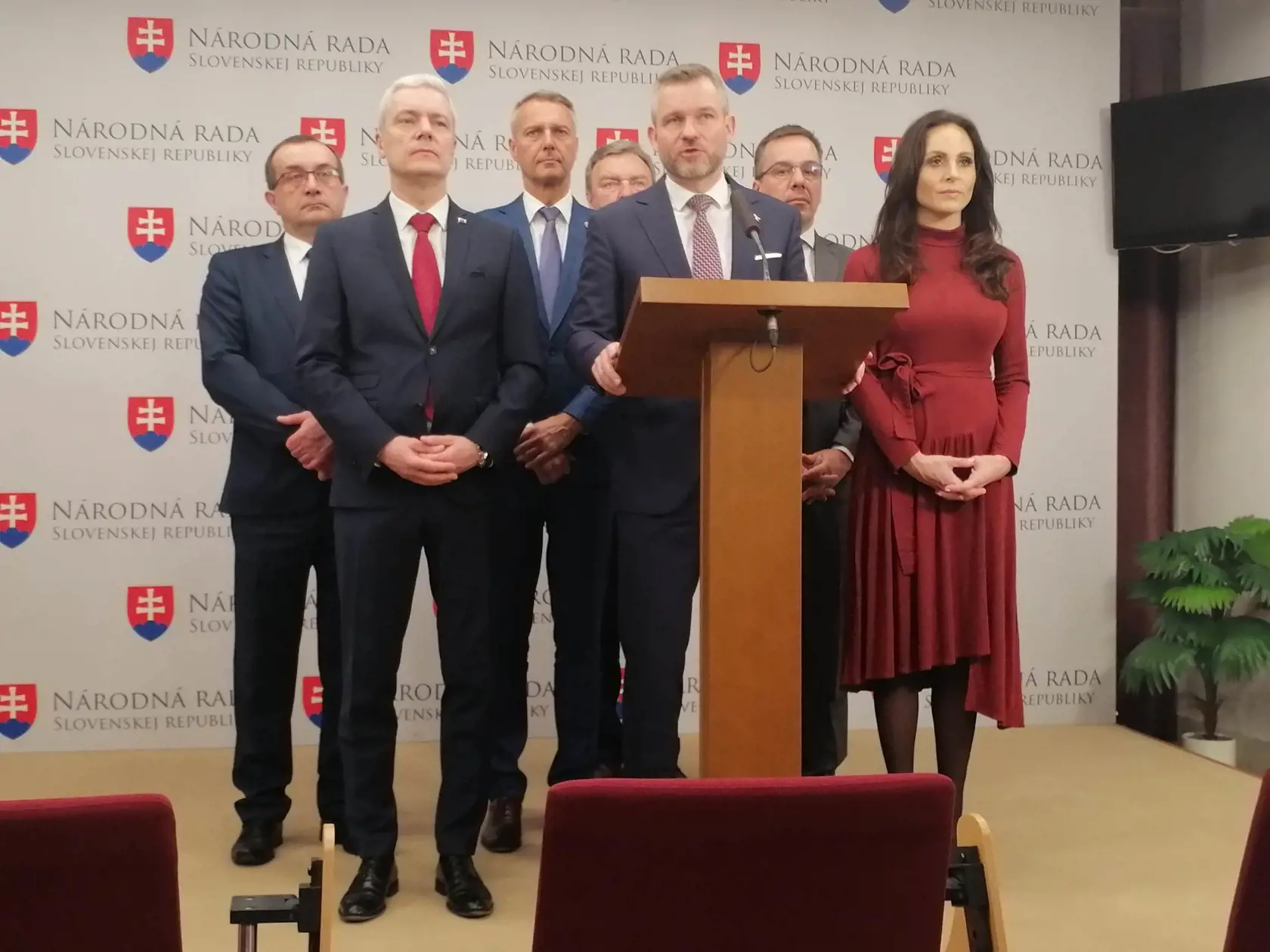 Pellegriniho Hlas-SD navrhuje pridať do ústavy "brzdy", aby sa už nikdy nemohlo stať, že si odvolaná vláda uzurpuje moc 10 mesiacov.