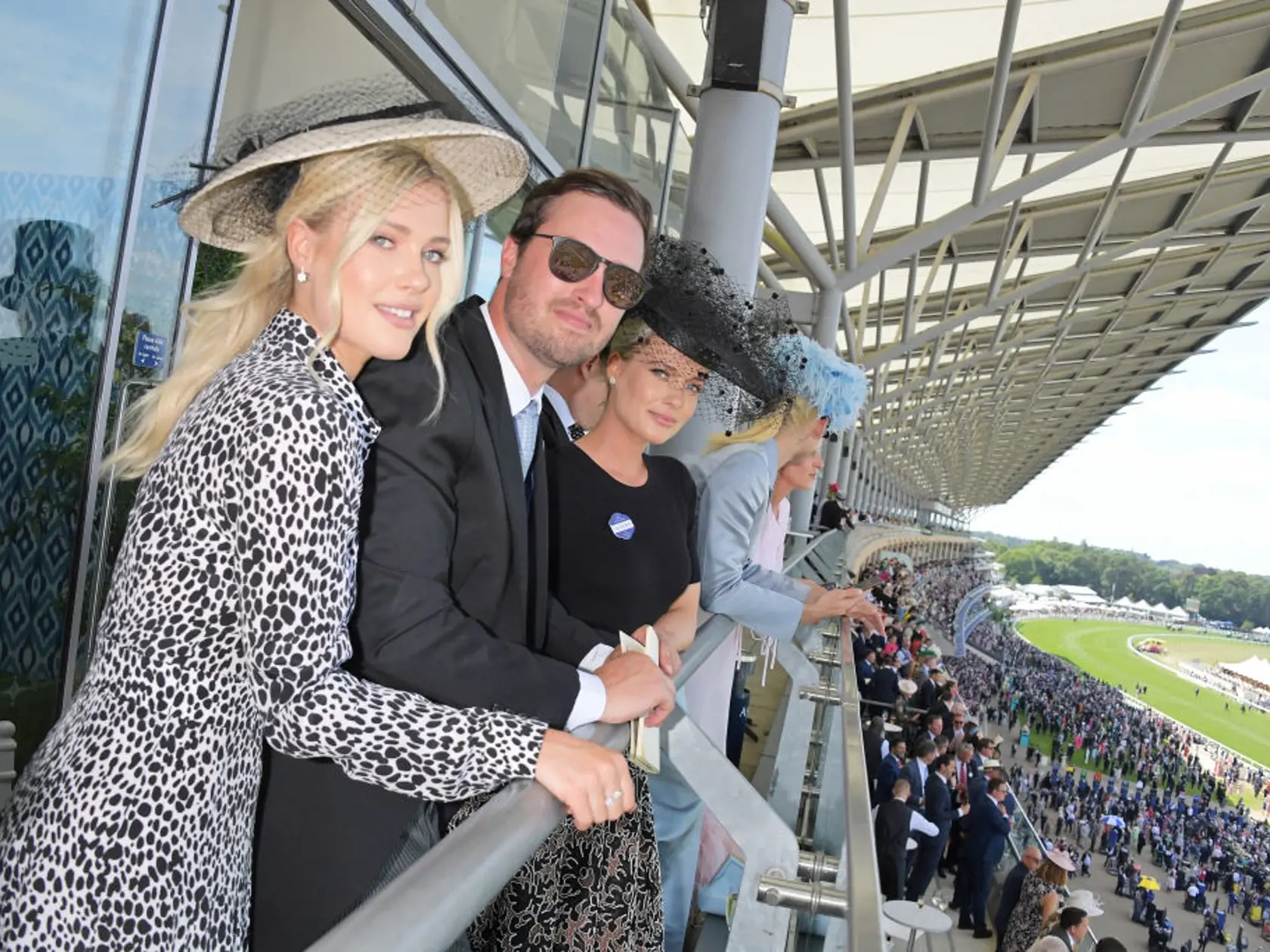 Royal Ascot 2022 - Najviac pozornosti však zožali krásne netere zosnulej princeznej Diany Lady Eliza a Amelia Spencerové, ktoré sa predviedli v elegantných čierno-krémových outfitoch.