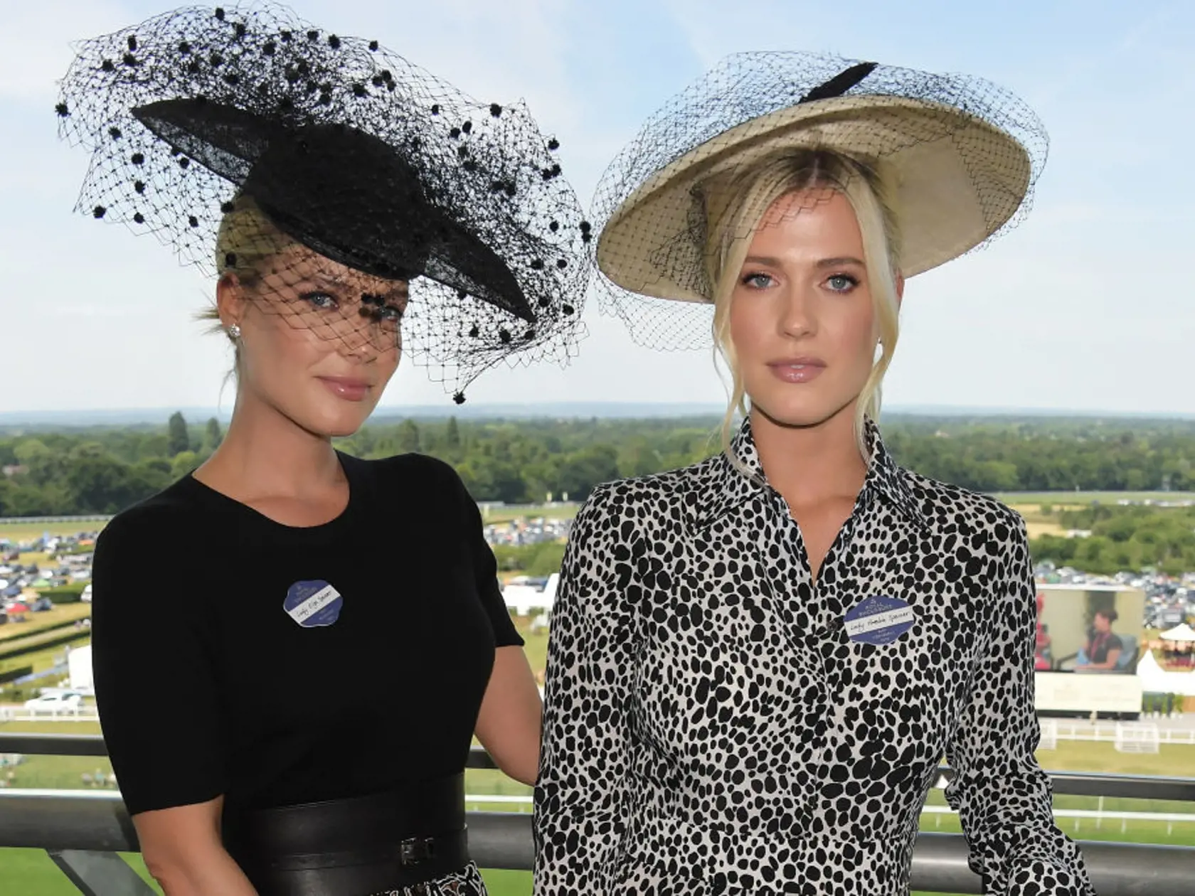 Royal Ascot 2022 - Najviac pozornosti však zožali krásne netere zosnulej princeznej Diany Lady Eliza a Amelia Spencerové, ktoré sa predviedli v elegantných čierno-krémových outfitoch.