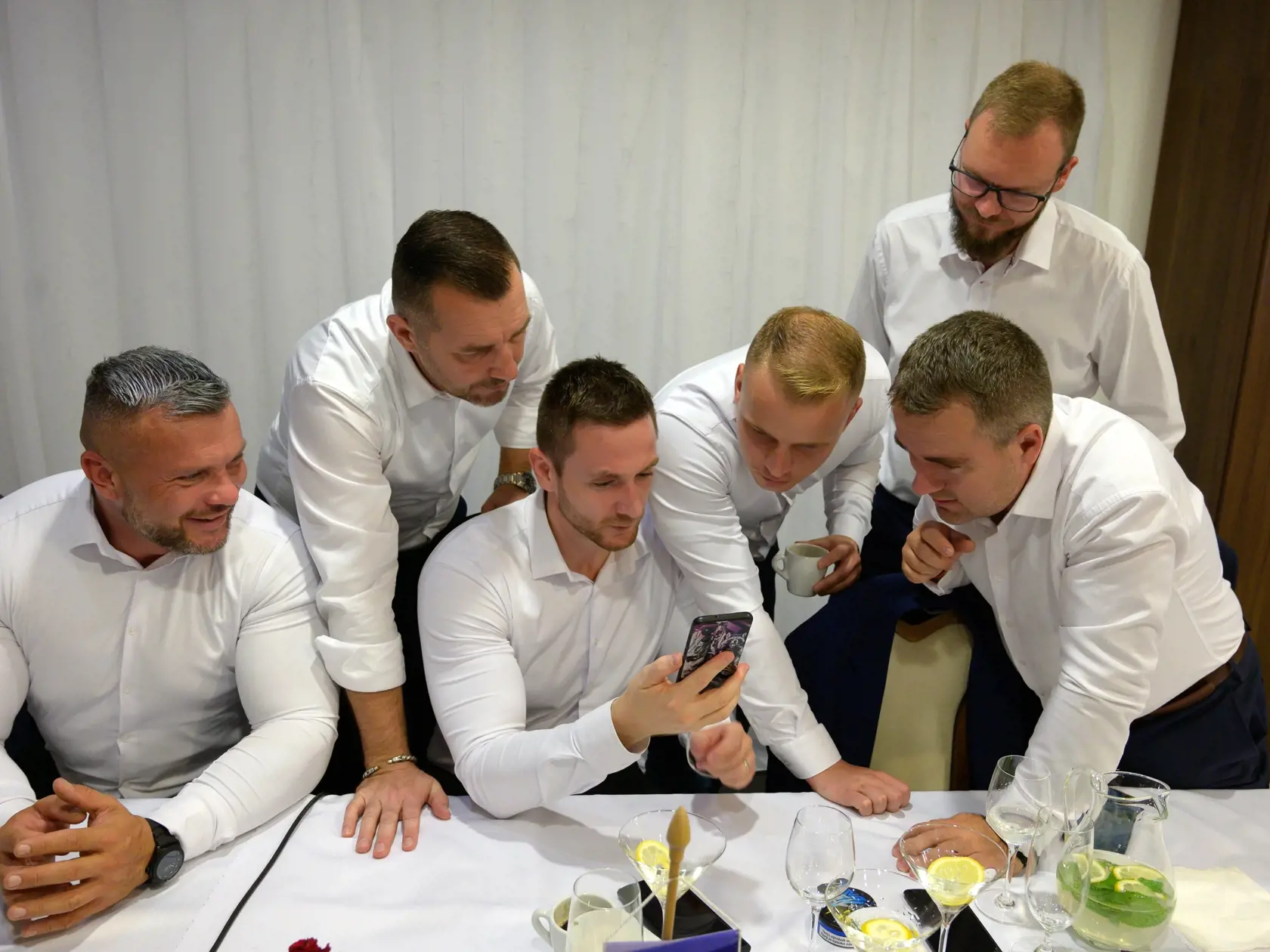 Na Slovensku sa v sobotu 30. septembra 2023 konali v poradí štvrté predčasné a celkovo deviate parlamentné voľby v ére samostatnosti. Na snímke predseda hnutia Republika Milan Uhrík (uprostred) sleduje na mobile zverejnené výsledky exit pollu počas volebnej noci vo volebnej centrále hnutia v Nitre v sobotu 30. septembra 2023.