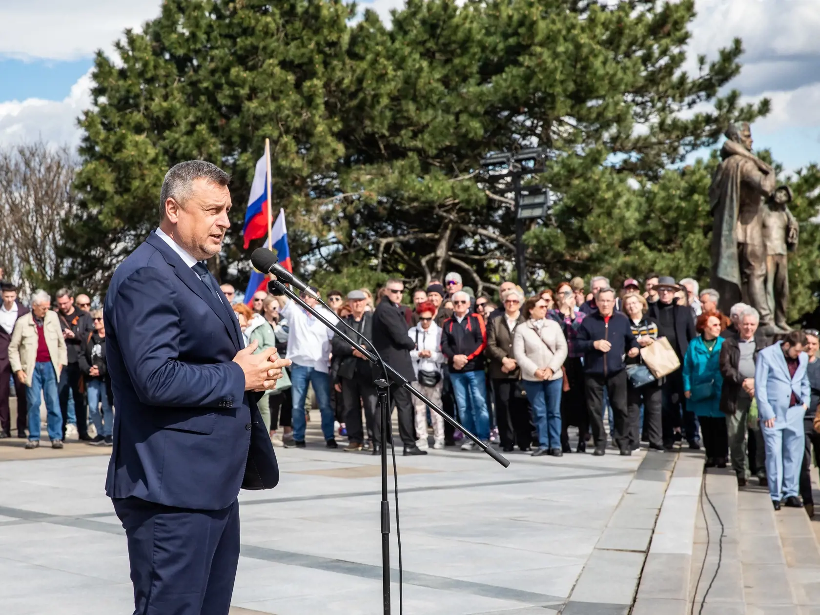 Kladenie vencov na bratislavskom Slavíne pri príležitosti 79. výročia oslobodenia Bratislavy. Na snímke je Andrej Danko, líder SNS.