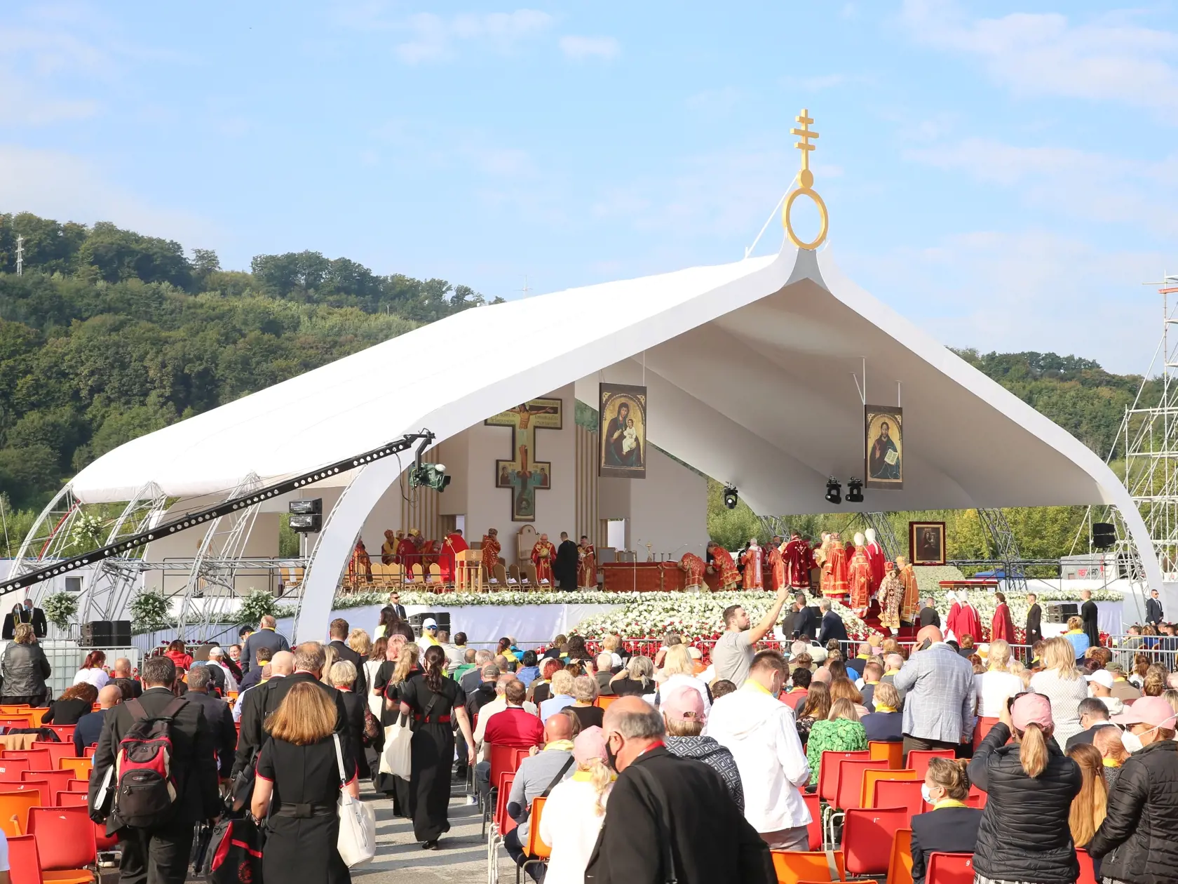 Božská liturgia svätého Jána Zlatoústeho, ktorej bude predsedať – homília Svätého Otca, bude pred prešovskou mestskou športovou halou od 10.30 h.