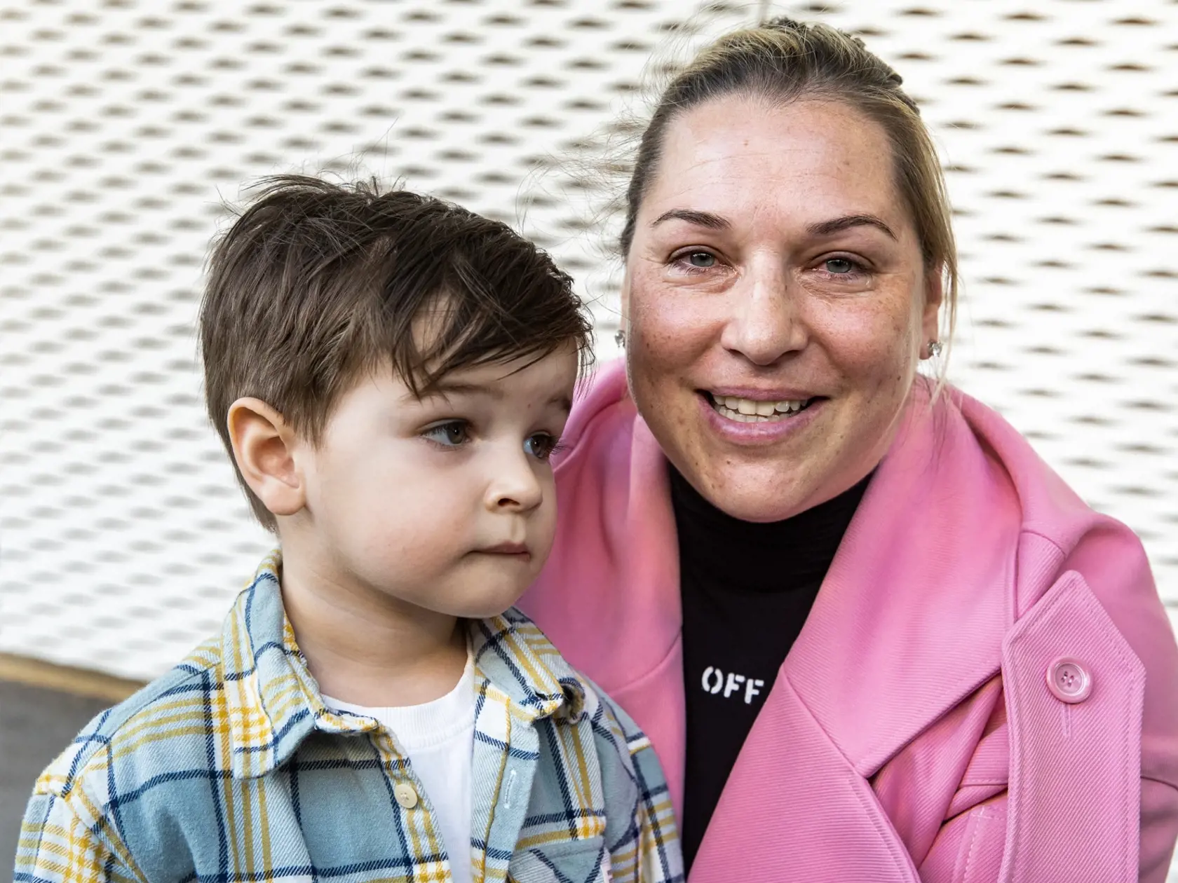 Dominika Cibulková potom, ako odchádzala z viedenskej kliniky po pôrode. Bývalú tenistku zmohli emócie.