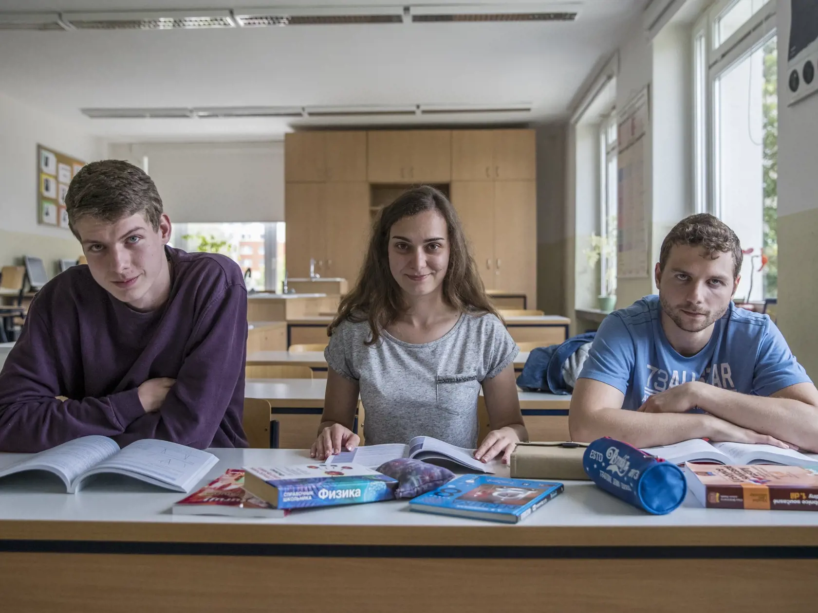 S výnimkou vyššieho odborného vzdelania mužskí absolventi zarábali viac ako absolventky v rámci rovnakého stupňa vzdelania. Rozdiely v priemernej mesačnej mzde medzi mužmi a ženami s rovnakým dosiahnutým stupňom vzdelania sa pohybovali rádovo v desiatkach eur. Vyššie priemerné mzdy boli na západe Slovenska, a to najmä v Bratislavskom kraji.