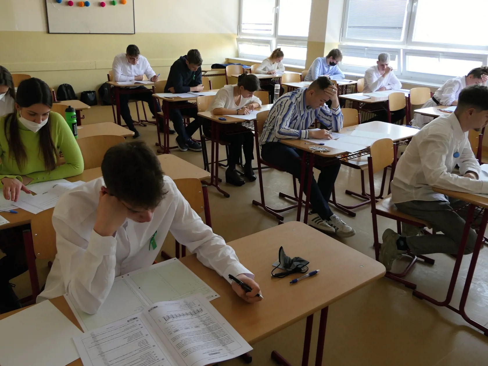 "Absolventi sa postupom času stále viac udomácňujú na trhu práce, čo potvrdzuje aj rastúca zamestnanosť. Napriek sťaženým podmienkam v čase vstupu na trh práce sa absolventský ročník 2019/2020 dokázal do značnej miery vyrovnať s vypuknutím pandémie," dodal spoluautor štúdie Matěj Bělín z ISP.