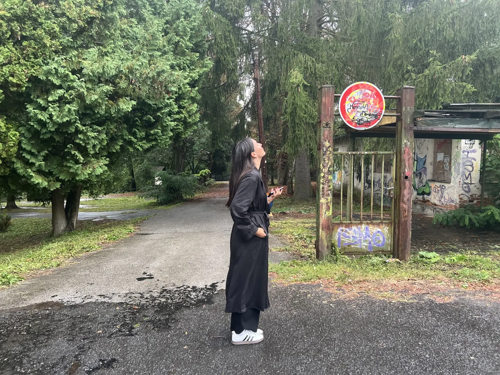 „Keď sme sem prišli, okamžite som pocítila zvláštny chlad,“ spomína Sofia, ktorá sa odvážila s nami preskúmať toto miesto. „Je tu zvláštna energia. Nielen vzduch, ale celkovo atmosféra. Akoby tu stále niečo bolo,“ hovorí na mieste. V tom sa otočí a už radšej uteká späť k autu. Tento pocit tu majú mnohí návštevníci – niečo na Borovej hore ich skátka nenechá pokojnými.