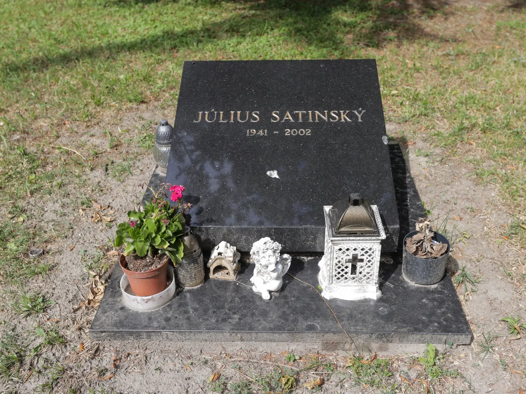 Na snímke hrob Jula Viršíka