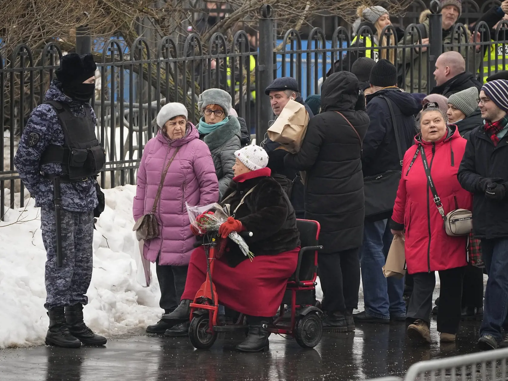 Na snímke policajt hliadkuje pred ľuďmi, ktorí sa zhromažďujú pred bohorodičným Chrámom ikony Utíš môj smútok v moskovskom rajóne Maryno v Moskve v piatok 1. marca 2024.