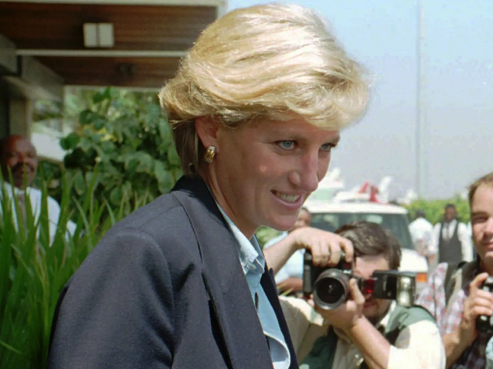 Princezná Diana zahynula v parížskom tuneli so svojím milencom Dodim.