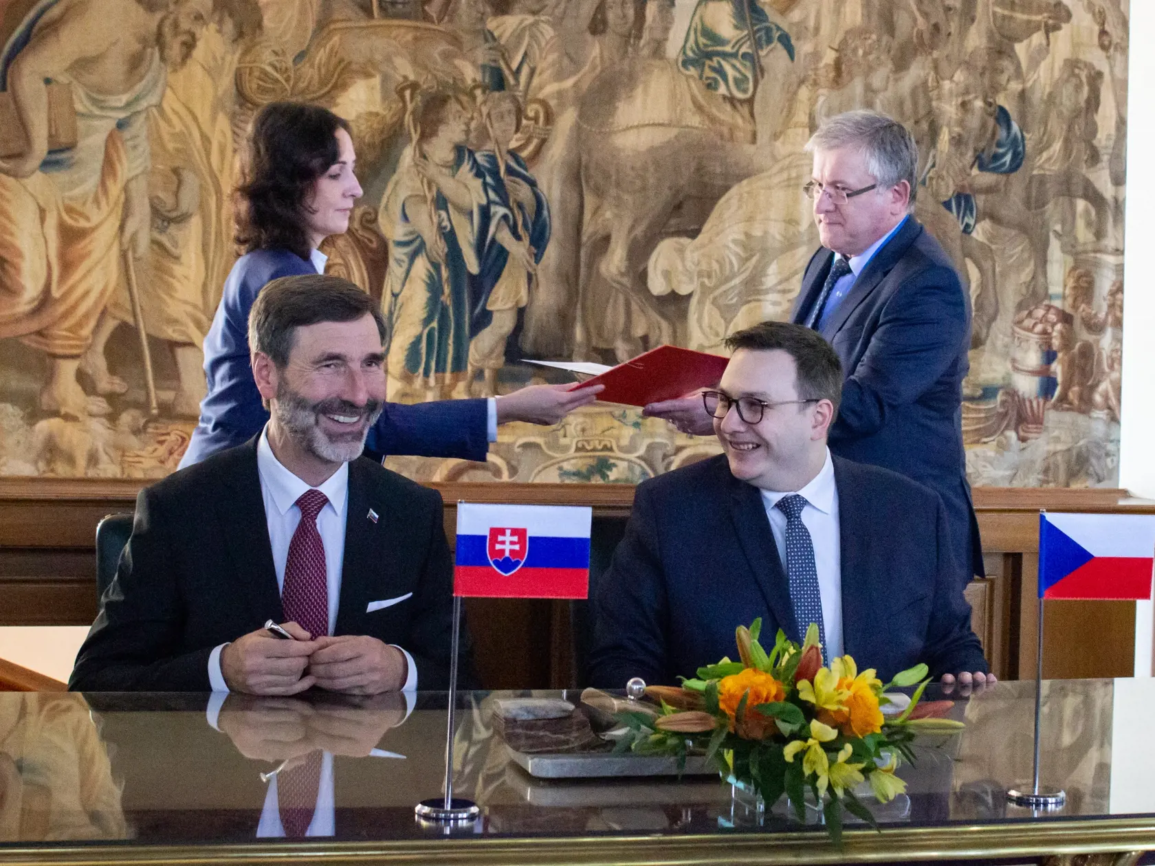 Na snímke slovenský minister zahraničných vecí Juraj Blanár (Smer-SD) a jeho český rezortný partner Jan Lipavský pri podpise plánu konzultácií ich ministerstiev na roky 2025 a 2026 počas ich spoločného stretnutia v Prahe. Praha, 18. februára 2025. FOTO TASR - Barbora Vizváryová