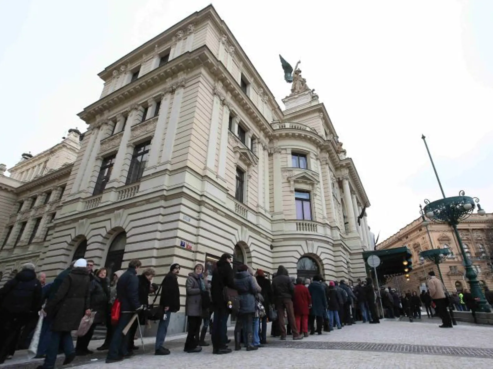 Rozlúčka s Jiřinou Jiráskovou: Pred Divadlom na Vinohradoch sa zišli stovky ľudí.
