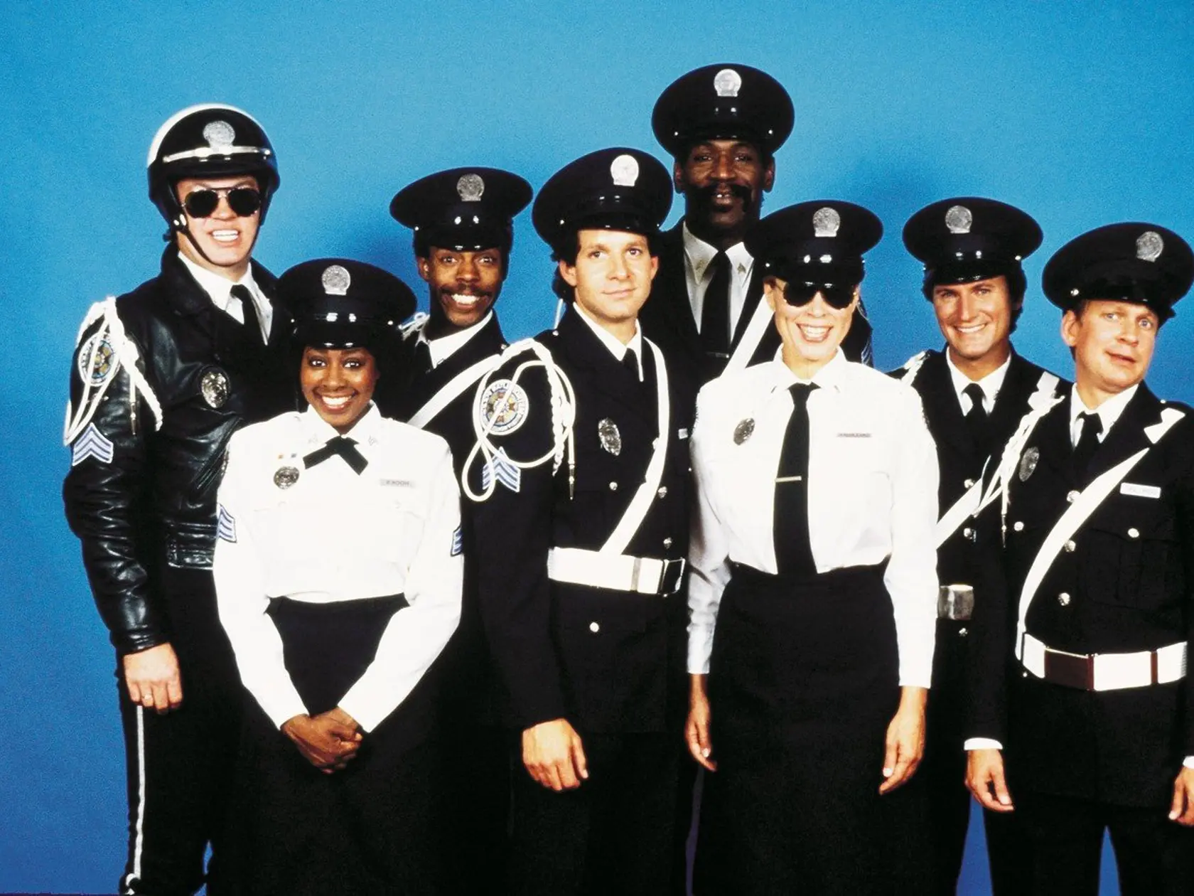 Herec Steve Guttenberg, ktorý sa medzi fanúšikmi preslávil aj vďaka úlohe poručíka Mahoneyho v legendárnom seriáli Policajná akadémia, prežíva náročné chvíle v súkromnom živote. Po šiestich rokoch manželstva sa rozvádza.