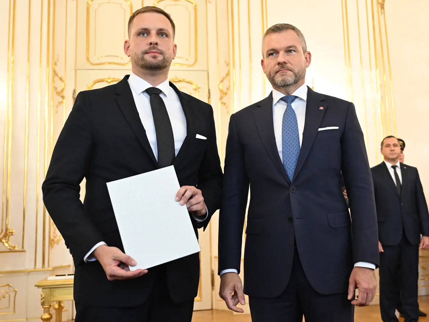 Prezident Peter Pellegrini (vpravo) prijal demisiu ministerky zdravotníctva Zuzany Dolinkovej (Hlas-SD) vo štvrtok 10. októbra 2024 v Prezidentskom paláci v Bratislave. Vo funkcii ju nahradil Kamil Šaško (Hlas-SD - vľavo).