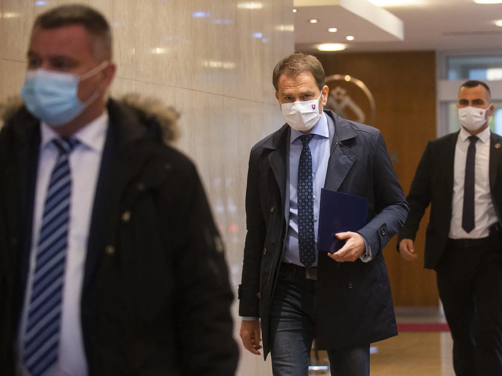 Na snímke uprostred premiér SR Igor Matovič (OĽaNO) prichádza na stretnutie so zástupcami odvetví postihnutých pandémiou v rámci zasadnutia Ústredného krízového štábu 10. novembra 2020 v hoteli Bôrik v Bratislave. FOTO TASR - Jakub Kotian