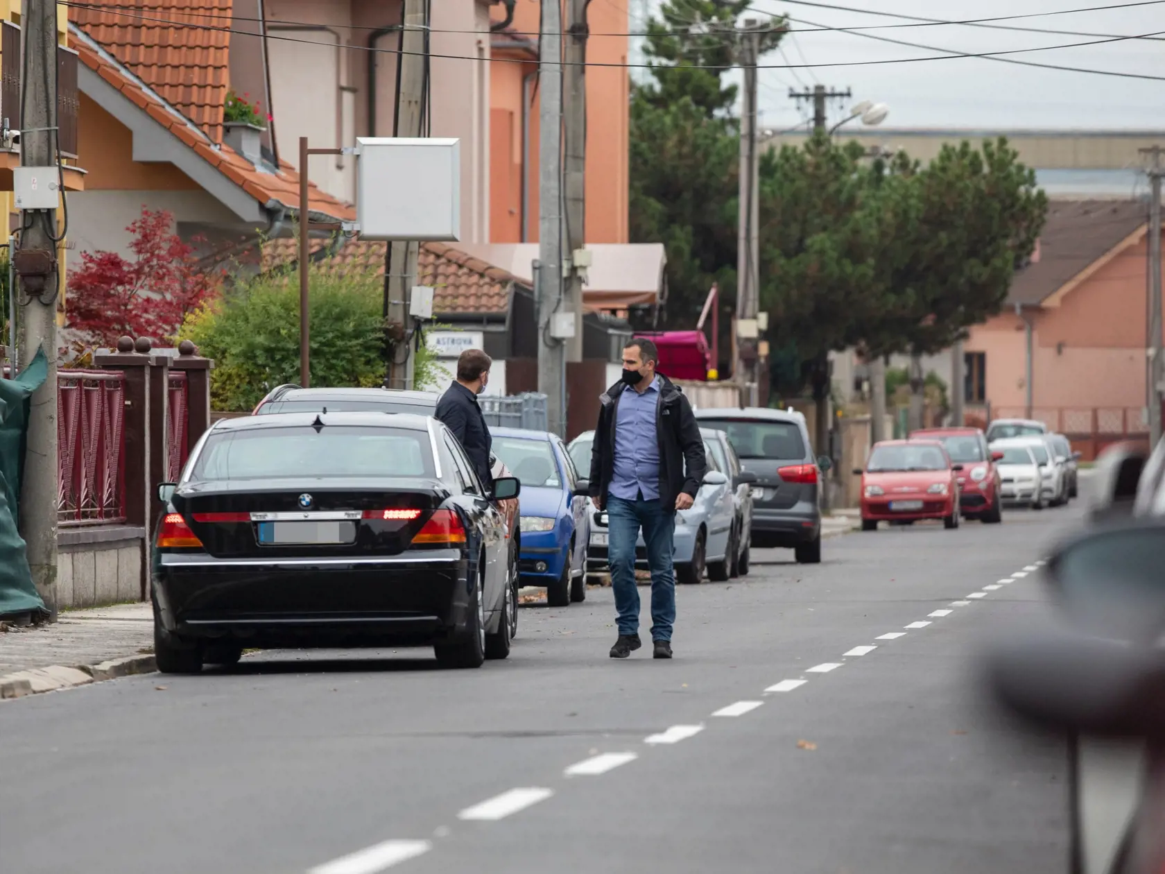 Premiér Igor Matovič odchádza z bydliska na Odbojárskej ulici v Trnave