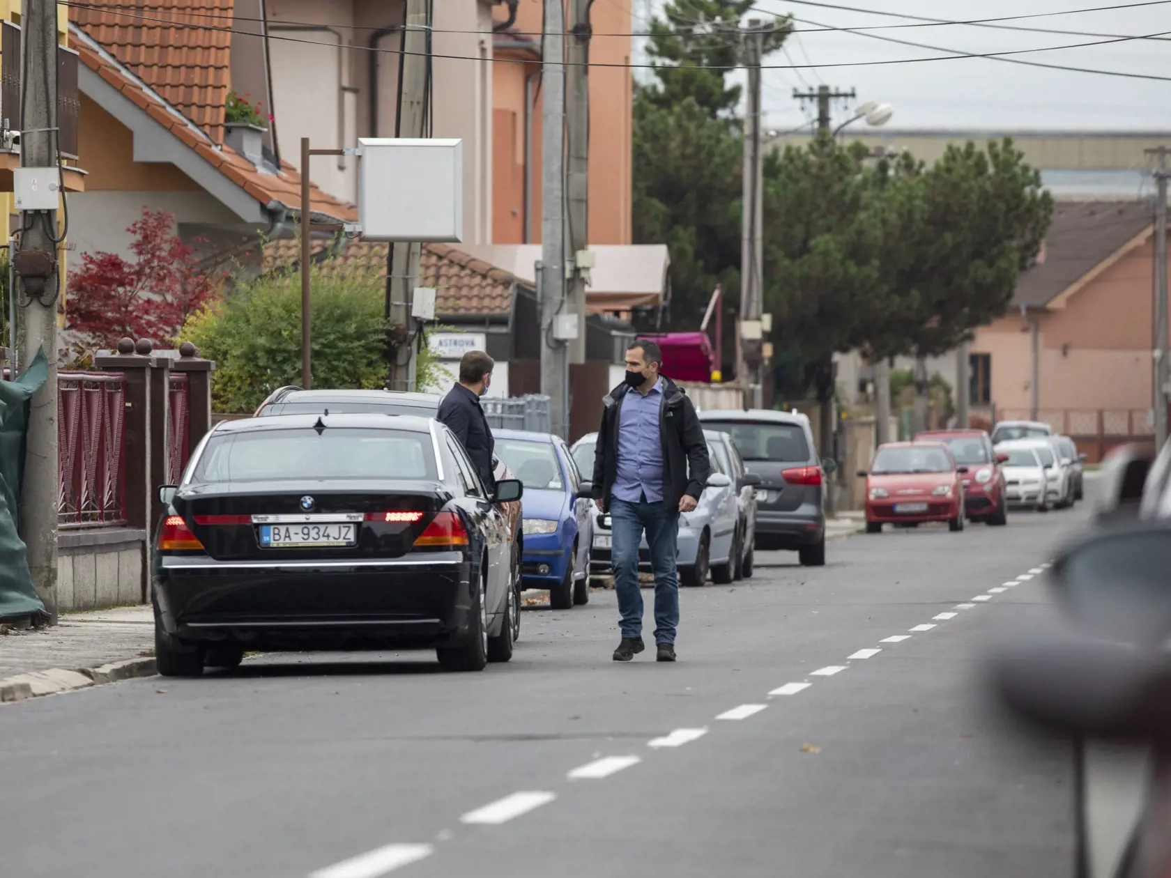 Premiér Igor Matovič odchádza z bydliska na Odbojárskej ulici v Trnave