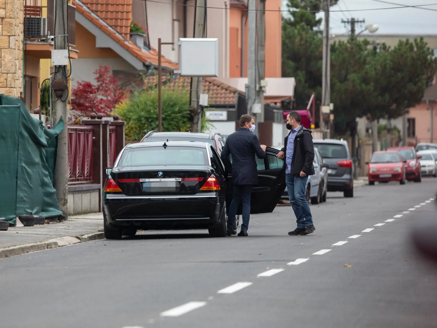 Premiér Igor Matovič odchádza z bydliska na Odbojárskej ulici v Trnave