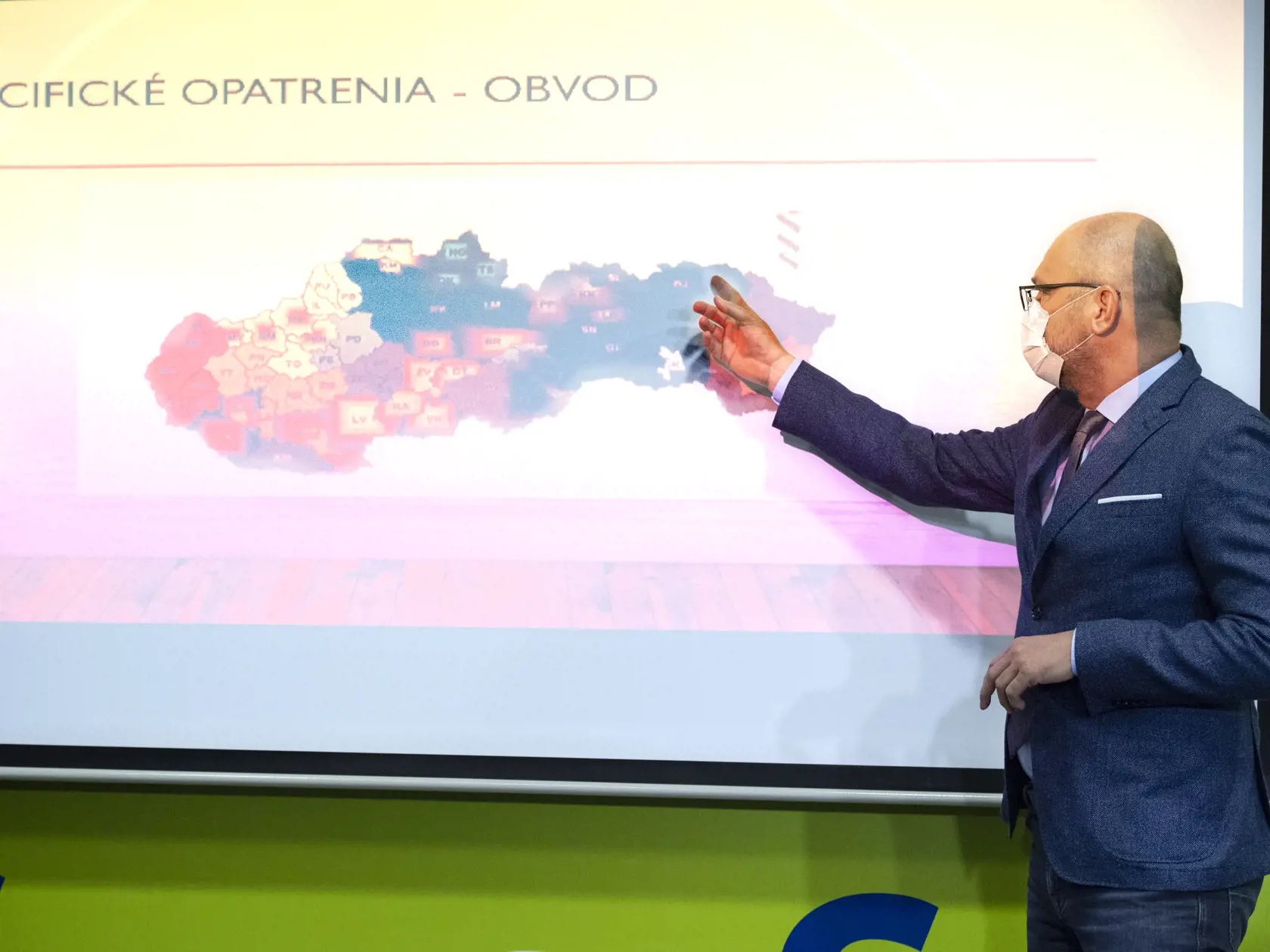 Predseda SaS a minister hospodárstva SR Richard Sulík počas tlačovej konferencie strany SaS k predstaveniu protipandemického plánu Semafor 23. novembra 2020 v Bratislave. FOTO TASR - Pavel Neubauer 