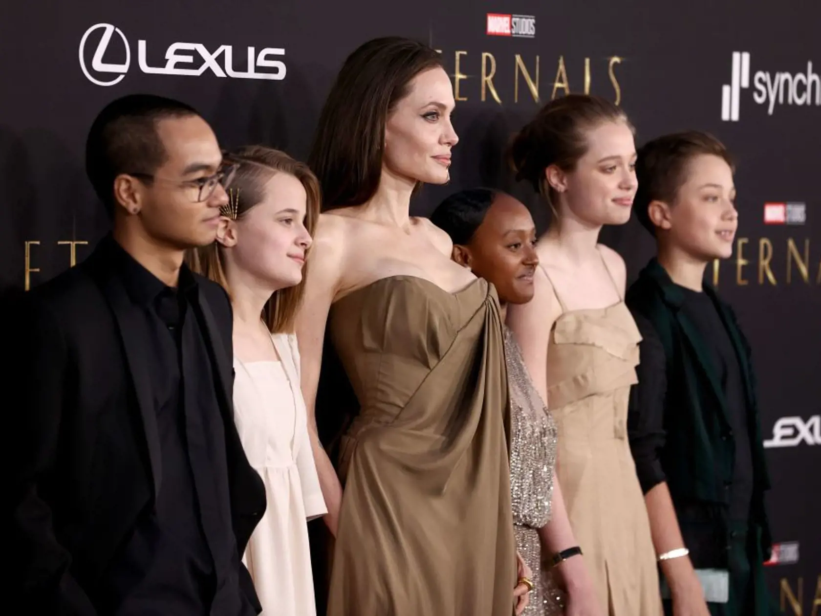 Angelina Jolie s deťmi na premiére jej filmu Eternals. Zľava: Maddox, Vivienne, Angelina, Zahara, Shiloh a Knox.