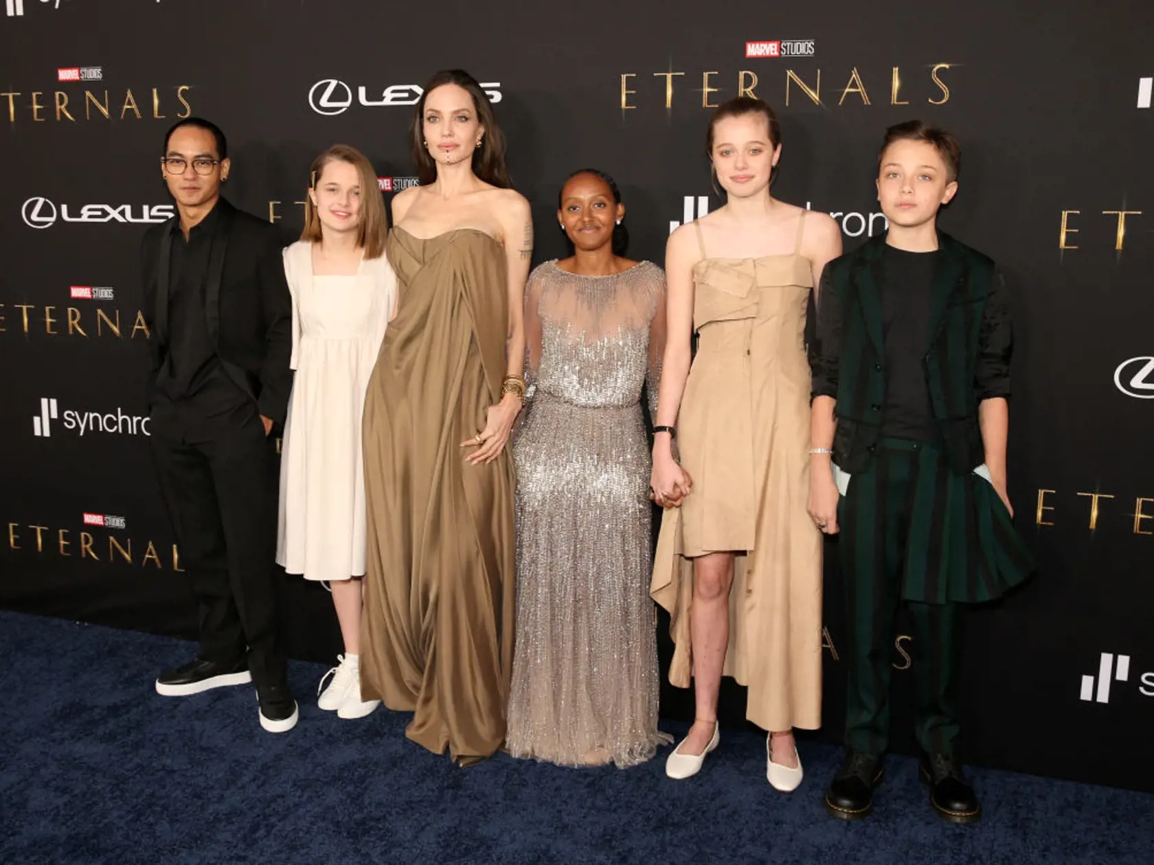 Angelina Jolie s deťmi na premiére jej filmu Eternals. Zľava: Maddox, Vivienne, Angelina, Zahara, Shiloh a Knox.