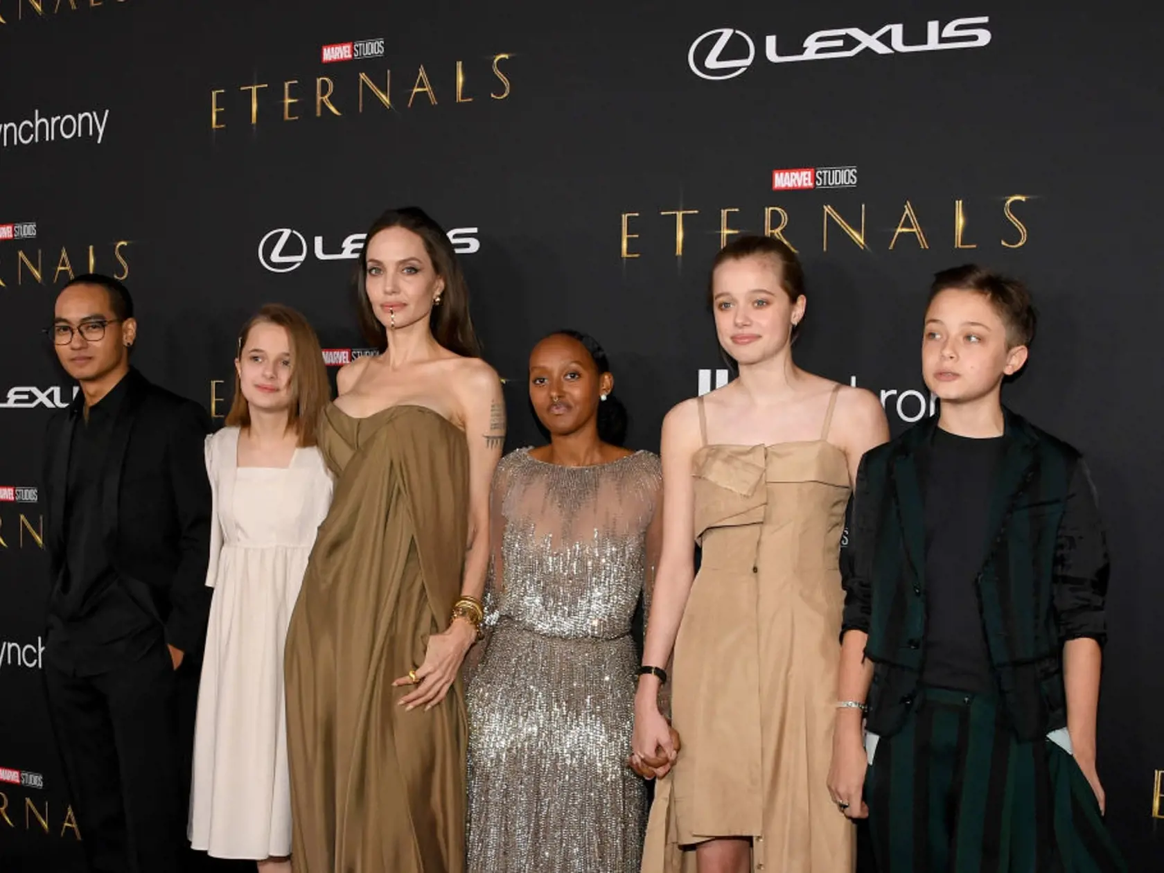 Angelina Jolie s deťmi na premiére jej filmu Eternals. Zľava: Maddox, Vivienne, Angelina, Zahara, Shiloh a Knox.