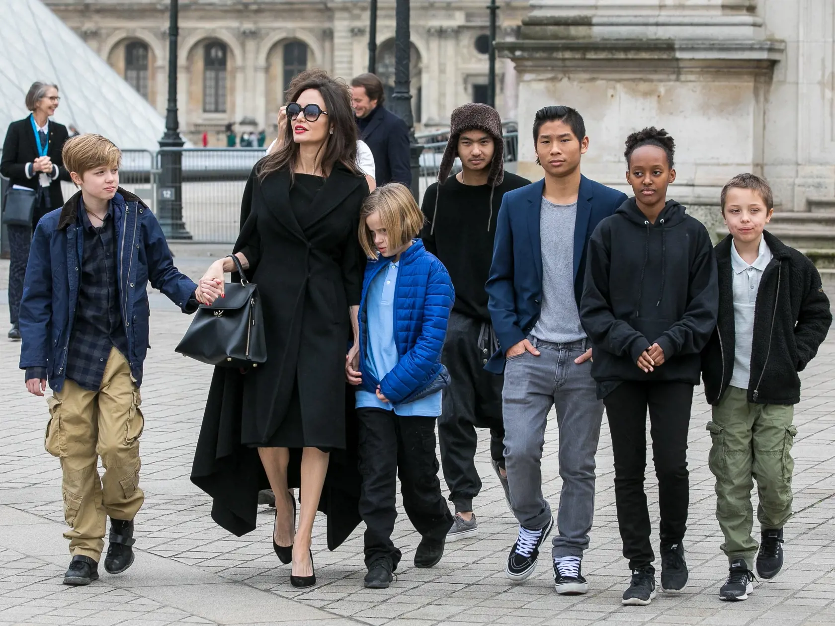 Shiloh Jolie Pitt (vľavo) so svojimi súrodencami a mamou.