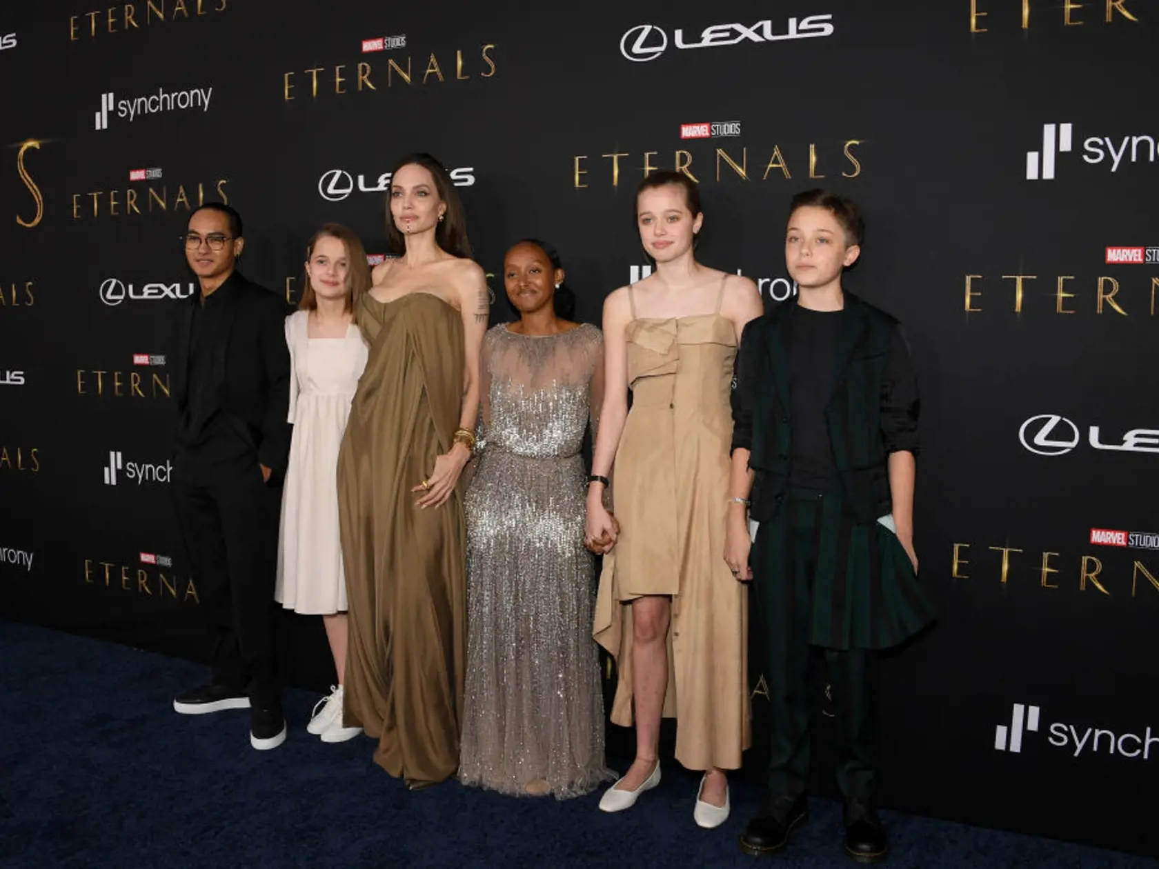 Angelina Jolie s deťmi na premiére jej filmu Eternals. Zľava: Maddox, Vivienne, Angelina, Zahara, Shiloh a Knox.