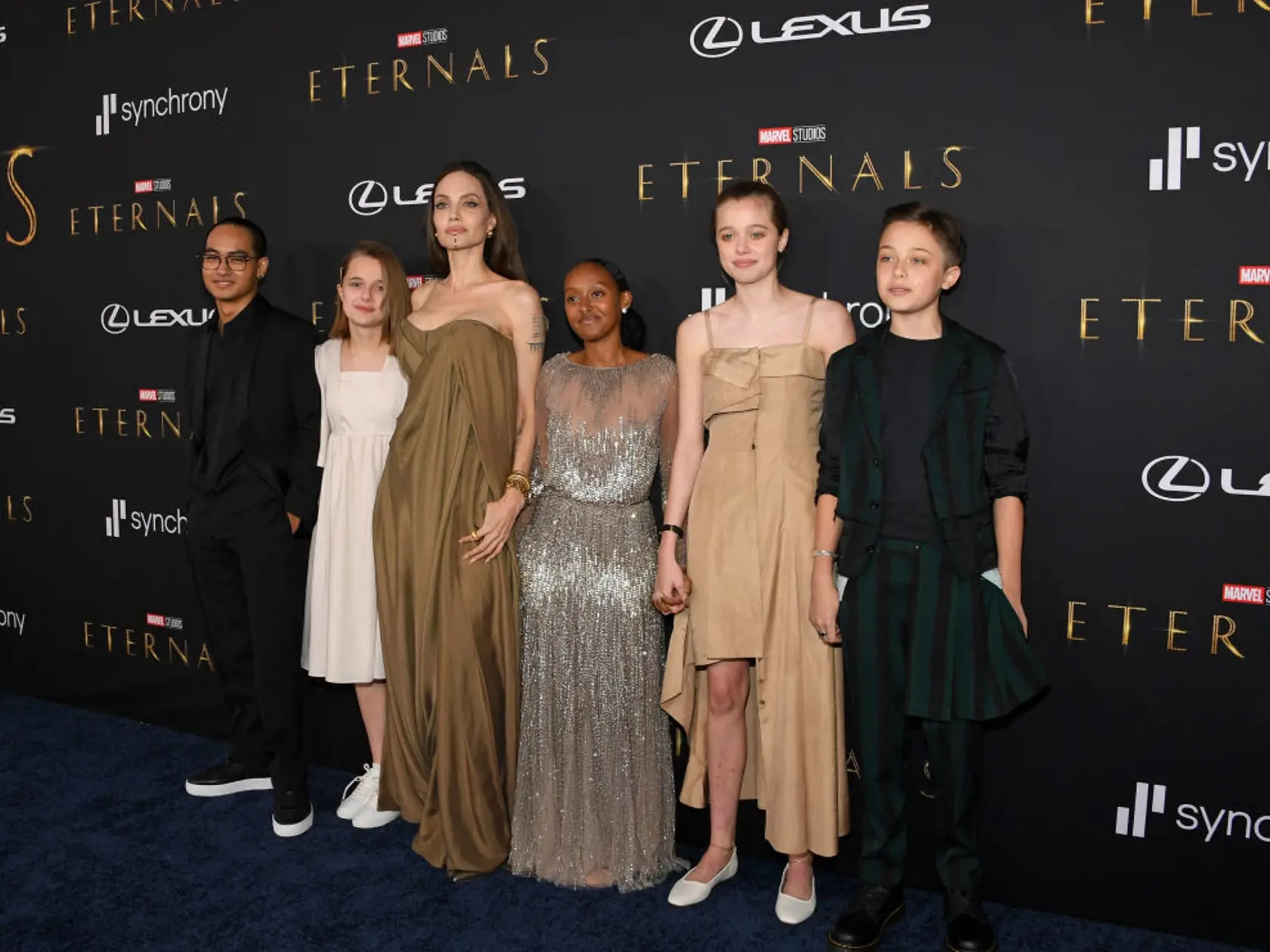 Angelina Jolie s deťmi na premiére jej filmu Eternals. Zľava: Maddox, Vivienne, Angelina, Zahara, Shiloh a Knox.